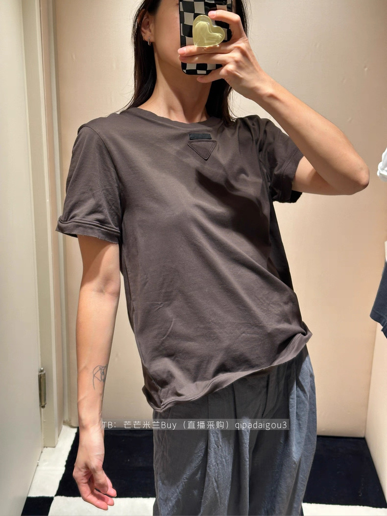 NO:610909,Pra*a 26Ss early spring new style steel wire edge triangle logo round neck short-sleeved T-shirt丨Exclusively developed by yb!  High quality production!  The wire edge of the neckline has a crisp texture, and the triangle logo on the chest is the soul of 'low-key luxury brand feeling'. It is simple but noble at first glance. It looks like a basic version, but it is actually a soft and boned delicate fabric. It looks like a layer of clouds when worn close to the body. It will not be easily deformed no matter how many times it is washed. It can handle all the looseness in early spring. The 'king of texture' among basic styles is it~ Ready for sale S/M/L,, prada, T-shirt, tees, t-shirt, alexander  wang19860909Pra*a 26Ss早春新款 钢丝边三角徽标圆领短袖T恤丨独家yb开发！高版出品！领口的钢丝边自带挺括质感,胸口三角徽标是“低调奢牌感”的灵魂,简约但一眼显贵,看似基础的版型,实则是软而有骨的细腻面料,贴身穿像裹了层云朵,洗多少次都不容易变形,一件承包早春所有松弛感,基础款里的“质感王者”就是它～现货发售S/M/L,,prada,T-shirt,tees，t-shirt,alexander wang,Women's clothing