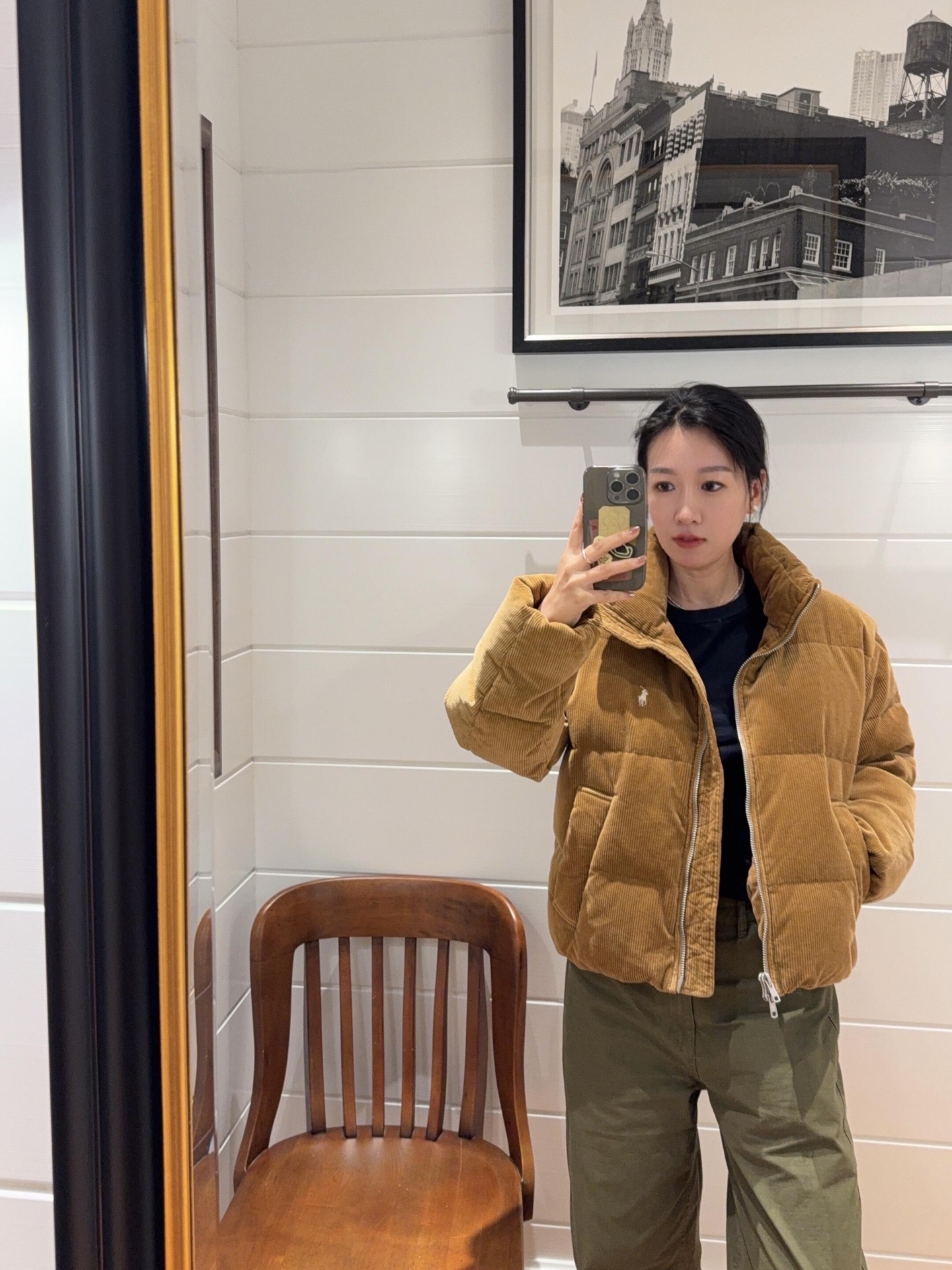 NO:610917,Ralph Lau*en 25Fw new autumn and winter pony embroidered corduroy down jacket丨exclusively developed by yb!  High quality production!  The corduroy fabric has a warm brown/navy blue vintage texture. The soft suede feels like a piece of caramel pudding. It has light down filling and a short silhouette. It just hits the waistline to show the length of the legs. It is not bulky when raising the hands. It does not weigh down even when worn with a thick sweater. The classic pony embroidery on the chest is a code for 'low-key elegance'. The metal zipper + patch pocket design is practical and hides the relaxation of American leisure!  Ready for sale S/M/L,, loro piana, sweaters, down jacket, alexander wang19860909Ralph Lau*en 25Fw秋冬新款 小马刺绣灯芯绒羽绒服丨独家yb开发！高版出品！灯芯绒面料自带暖棕/藏蓝的复古肌理,软乎乎的绒面摸起来像裹了块焦糖布丁,轻羽绒填充+短款廓形,刚好卡在腰线显腿长,抬手都不笨重,连内搭厚毛衣都不压身,胸口的经典小马刺绣是“低调贵气”的暗号,金属拉链+贴袋设计,实用又藏着美式休闲的松弛！现货发售S/M/L,,loro piana,sweaters,down jacket,alexander wang,Women's clothing