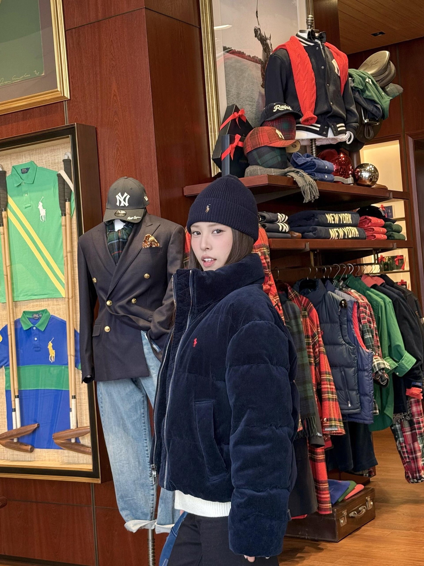 NO:610923,Ralph Lau*en 25Fw new autumn and winter pony embroidered corduroy down jacket丨exclusively developed by yb!  High quality production!  The corduroy fabric has a warm brown/navy blue vintage texture. The soft suede feels like a piece of caramel pudding. It has light down filling and a short silhouette. It just hits the waistline to show the length of the legs. It is not bulky when raising the hands. It does not weigh down even when worn with a thick sweater. The classic pony embroidery on the chest is a code for 'low-key elegance'. The metal zipper + patch pocket design is practical and hides the relaxation of American leisure!  Ready for sale S/M/L,, loro piana, sweaters, down jacket, alexander wang19860909Ralph Lau*en 25Fw秋冬新款 小马刺绣灯芯绒羽绒服丨独家yb开发！高版出品！灯芯绒面料自带暖棕/藏蓝的复古肌理,软乎乎的绒面摸起来像裹了块焦糖布丁,轻羽绒填充+短款廓形,刚好卡在腰线显腿长,抬手都不笨重,连内搭厚毛衣都不压身,胸口的经典小马刺绣是“低调贵气”的暗号,金属拉链+贴袋设计,实用又藏着美式休闲的松弛！现货发售S/M/L,,loro piana,sweaters,down jacket,alexander wang,Women's clothing