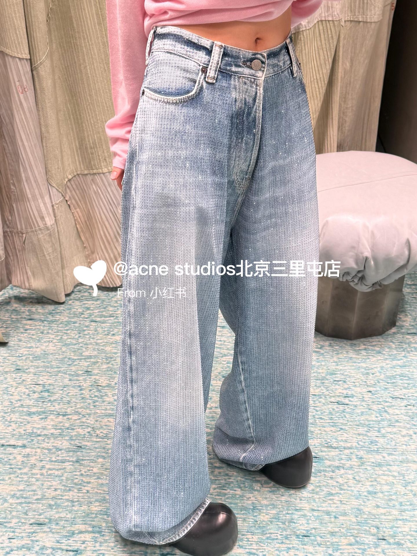 NO:610933,Acne Studi*s 25Fw new fall and winter style gypsophila hot diamond denim wide-leg pants丨exclusively developed by yb!  High quality production!  The light blue washed denim is covered with fine sparkling rhinestones, making you feel like you are wearing the Milky Way on your body when you move around. It is low-key and glows with a classic wide-leg version. The high waist + loose trousers perfectly hide the flesh, and the full drape can also bring out the sense of 2-meter-long legs; the old and polished white + neat topstitching, the retro relaxation feeling is directly welded to the body~ Ready for sale S/M/L,,acne studios,alexander wang19860909Acne Studi*s 25Fw秋冬新款 满天星烫钻牛仔阔腿裤丨独家yb开发！高版出品！浅蓝水洗牛仔布铺满细闪烫钻,走动间像把银河穿在身上,低调又会发光经典阔腿版型,高腰+宽松裤管完美藏肉,垂坠感拉满还能衬出腿长2米既视感；做旧磨白+利落明线,复古松弛感直接焊在身上~现货发售S/M/L,,acne studios,alexander wang,Women's clothing