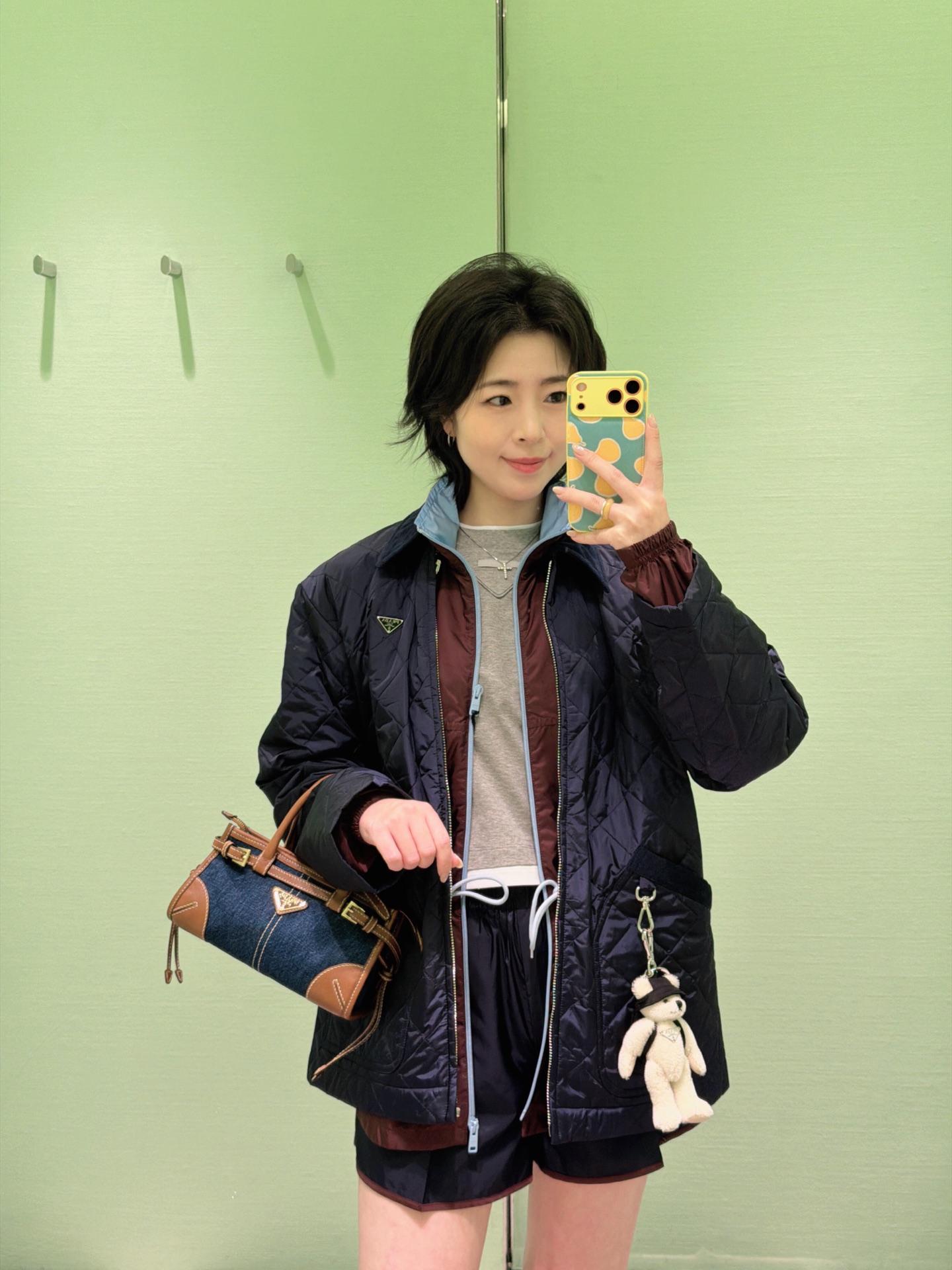 NO:611697,Prad* 25FW new autumn and winter lapel quilted cotton jacket丨Exclusive high-end version!  The fabric has a smooth satin texture, and the two-tone navy blue/burgundy color is very flattering to the skin tone; the loose fit is not too tight, and the lapel design can be worn with a shirt for an intellectual commuting style, or with a sweater for a casual and relaxed feel. The details are full of caution. The triangular mark on the chest shows low-key texture, and the pockets  The metal buckle can also be used to hang doll accessories from the same series. You can switch between sweet and cool in one second~ It has a retro and relaxed feel. It is a 'universal match' for your autumn and winter wardrobe. Ready for sale S/M/L, prada, hoodie, sweatshirts, jackets  & coats,shirts,alexander wang19860909Prad* 25FW秋冬新款 翻领绗缝棉服外套丨独家高版出品！面料是柔滑的缎面质感,藏青色/酒红色双色调都很衬肤色；宽松版型不压个子,翻领设计既能搭衬衫走知性通勤风,也能配卫衣穿出随性松弛感.细节里全是小心机胸口的三角标低调显质感,口袋处的金属挂扣还能挂同系列玩偶配饰,甜酷切换一秒拿捏~自带复古松弛感,是秋冬衣橱里的“万能搭子”现货发售S/M/L,,prada,hoodie,sweatshirts,jackets & coats,shirts,alexander wang,Women's clothing