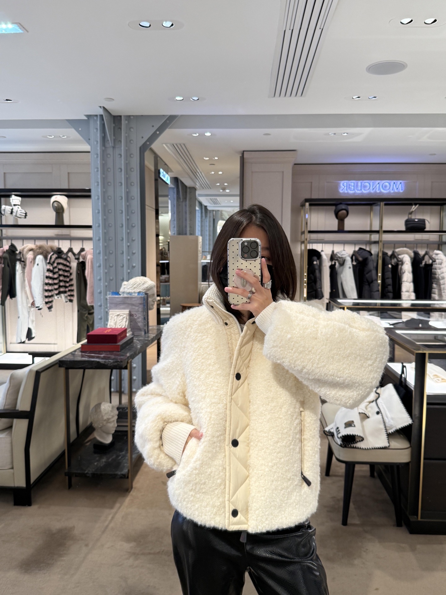 NO:621893,Mon*ler 25FW new autumn and winter Ayles Teddy polar fleece down jacket丨Exclusively developed by yb!  High quality production!  The outer layer is made of cloud-like fluffy Teddy fleece, and the placket is spliced ​​with rhombus quilted nylon. It feels soft and fufu like a ball of cotton; the inside is filled with plump down, and the warmth can be fully extended - it is a 'temperature-bearing' that can be warmed from the urban streets to the ski resort ~ Ready for sale S/M/L,, down jacket, alexander wang19860909Mon*ler 25FW秋冬新款 Ayles泰迪摇粒绒羽绒服丨独家yb开发！高版出品！外层是云朵般蓬松的泰迪摇粒绒,门襟拼接菱格绗缝尼龙,摸起来软fufu像裹了团棉花；内里填充饱满羽绒,保暖力直接拉满——是能从都市街头暖到滑雪场的“温度担当”~现货发售S/M/L,,down jacket,alexander wang,Women's clothing