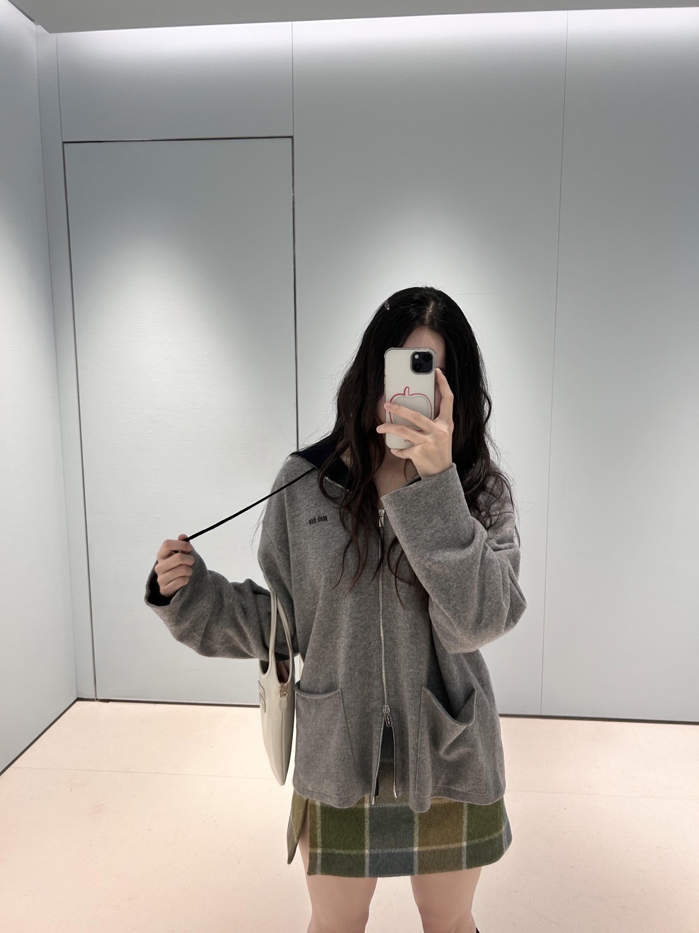 NO:622817,Miu Mi* 26SS new style early spring gray tone relaxed cashmere hooded knitted cardigan丨Exclusively developed by yb!  High quality production!  Soft and waxy cashmere blend, lightly wrapped but with a warm tone, just the right thickness for a cool day in early spring; full zipper hood + large side pockets, contrasting black on the brim/cuffs, a 'light boyfriend style' chest mini logo that sweet girls can also control, low-key and high-end  Brand control; slightly oversize version, wear a leather skirt for a hot girl, wear a pleated skirt for a relaxed girl. Ready for sale S/M/L,,miumiu,versace,skirts,hats,alexander  wang19860909Miu Mi* 26SS早春新款 灰调松弛感羊绒连帽针织开衫丨独家yb开发！高版出品！软糯羊绒混纺,轻裹身却自带暖调,早春微凉天刚好的厚度；全拉链连帽+侧边大口袋,帽檐/袖口的藏黑撞色,是甜妹也能驾驭的“轻男友风”胸口mini徽标,低调戳中品牌控；微oversize版型,搭皮裙是辣妹,配百褶裙是松弛少女.现货发售S/M/L,,miumiu,versace,skirts,hats,alexander wang,Women's clothing