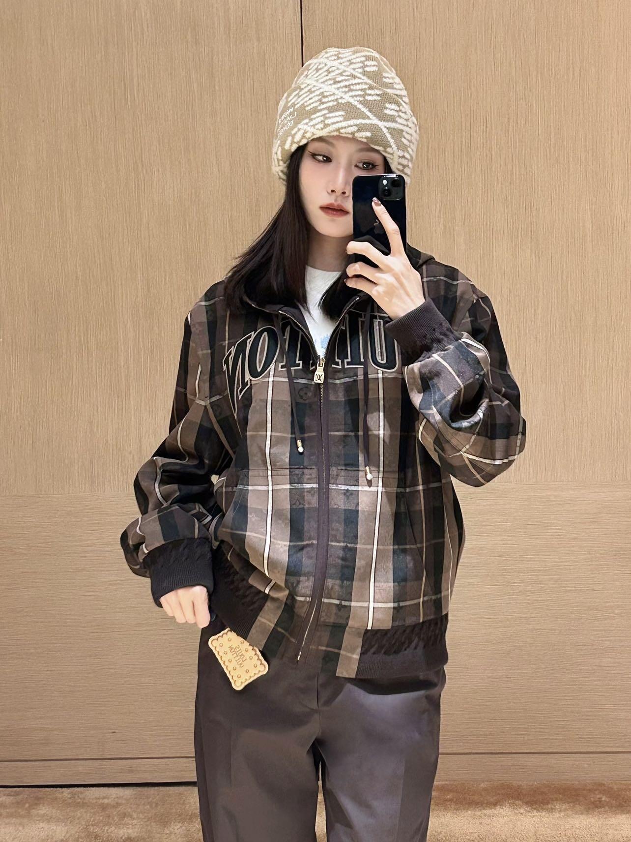 NO:622818,Louis Vuitt*n 25FW new autumn and winter plaid hooded retro college style jacket丨Exclusively developed by yb!  High quality production!  Dark brown plaid intertwined with dark pattern Monogram, a combination of hood + waistband + letter logo, full zipper hood + neckline drawstring + metal zipper puller, the details are brand-conscious; the slightly loose version hides flesh and is casual; it has retro texture; it is lightweight and does not press the body, and can be layered in autumn and winter to create a sense of layering!  Available now S/M/L,,louis vuitton,jackets & coats,jackets & coats,hats,alexander wang19860909Louis Vuitt*n 25FW秋冬新款 格纹连帽复古学院风夹克外套丨独家yb开发！高版出品！深棕格纹交织暗纹Monogram,连帽+束腰+字母徽标的组合,全拉链连帽+领口抽绳+金属拉链头,细节戳中品牌控；微宽松版型藏肉又显随性；自带复古肌理；轻量不压身,秋冬叠穿也能穿出层次感！现货发售S/M/L,,louis vuitton,jackets & coats,jackets & coats,hats,alexander wang,Women's clothing