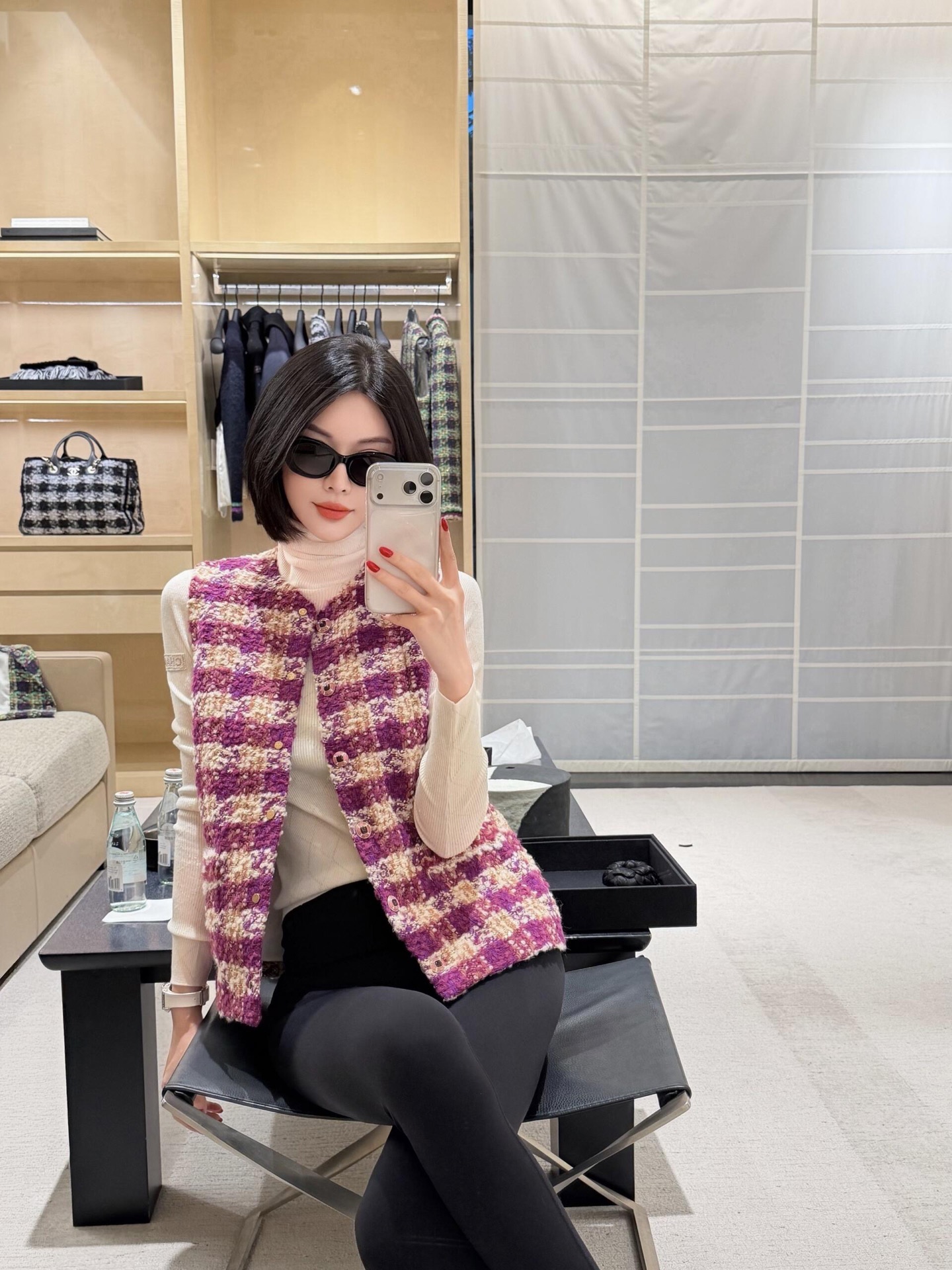 NO:622872,Cha*el 25N ski series new plaid tweed vest丨exclusively developed by yb!  High quality production!  The fluffy tweed fabric has its own texture; it is lightweight and does not press the body, making it an 'ambience artifact' for autumn and winter layering. It has a V-neck single-breasted button + side seam pockets and gem buttons to control the details; the slightly loose version hides the flesh and brings out the neat lines; the contrasting plaid tweed + gem button decoration brings French elegance into winter layering. Multiple colors are available to suit different styles. Available now S/M/L,, alexander wang19860909Cha*el 25N滑雪系列新款 格纹花呢马甲背心丨独家yb开发！高版出品！蓬松粗花呢面料,自带肌理质感；轻量不压身,是秋冬叠穿的“氛围感神器”,V领单排扣+侧缝口袋,宝石纽扣戳中细节控；微宽松版型藏肉又能衬出利落线条；撞色格纹粗花呢+宝石扣装饰,把法式优雅揉进冬日叠穿里,多色可选适配不同风格.现货发售S/M/L,,alexander wang,Women's clothing