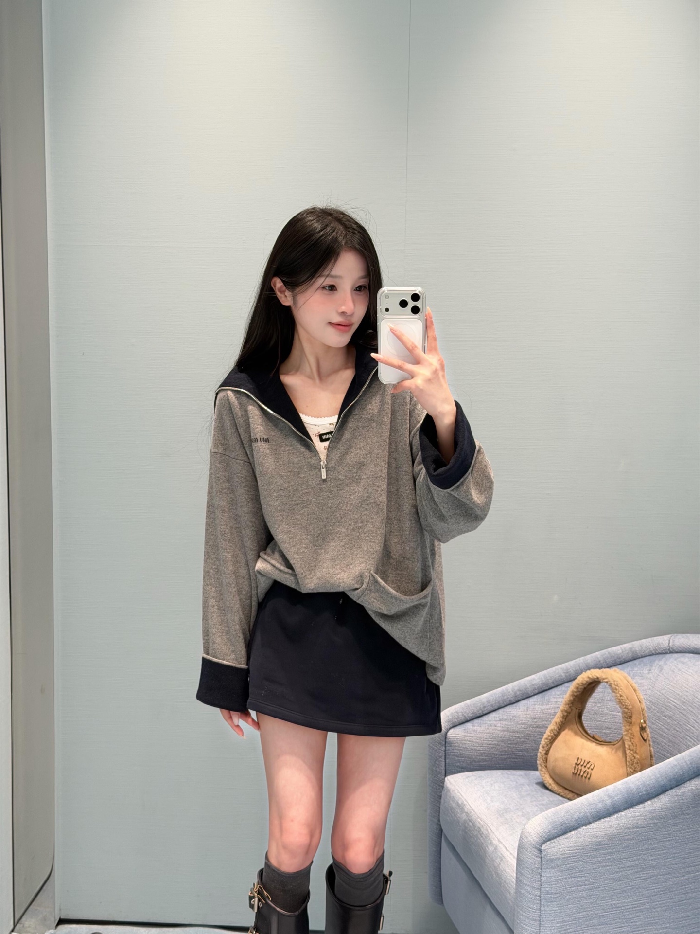 NO:622896,Miumi* 26SS early spring new style gray-toned relaxed cashmere half-zip sweater | Exclusively developed by yb!  High quality production!  Selected fine cashmere fabric, light but warm, stand-up collar half-zip design, pulled to the top for a cool atmosphere, pulled to the chest for a casual and lazy look; the mini logo does not steal the spotlight but is iconic enough; the large patch pocket at the hem is both practical and casual, and the instant feeling of relaxation when inserted into the pocket.ove  rsize micro silhouette, which hugs the figure without weighing down the body. The shoulder line has been dropped, and the gray tone comes with a 'versatile filter'. You can wear it with any style to give you a MIU-style sweet and cool relaxed feeling. Ready for sale S/M/L,,miumiu,versace,alexander  wang19860909Miumi* 26SS早春新款 灰调松弛感羊绒半拉链针织衫丨独家yb开发！高版出品！精选细支山羊绒面料,轻若无物却自带暖度,立领半拉链设计,拉到顶是清冷氛围感,拉到胸口是随性慵懒；迷你徽标不抢镜却足够标志性；下摆的大贴袋既实用又添了份随性,插兜的瞬间松弛感拉满.oversize微廓形,裹住身材却不压个子,肩线做了落肩处理,灰调自带“百搭滤镜”,随便搭都能穿出MIU式的甜酷松弛感.现货发售S/M/L,,miumiu,versace,alexander wang,Women's clothing