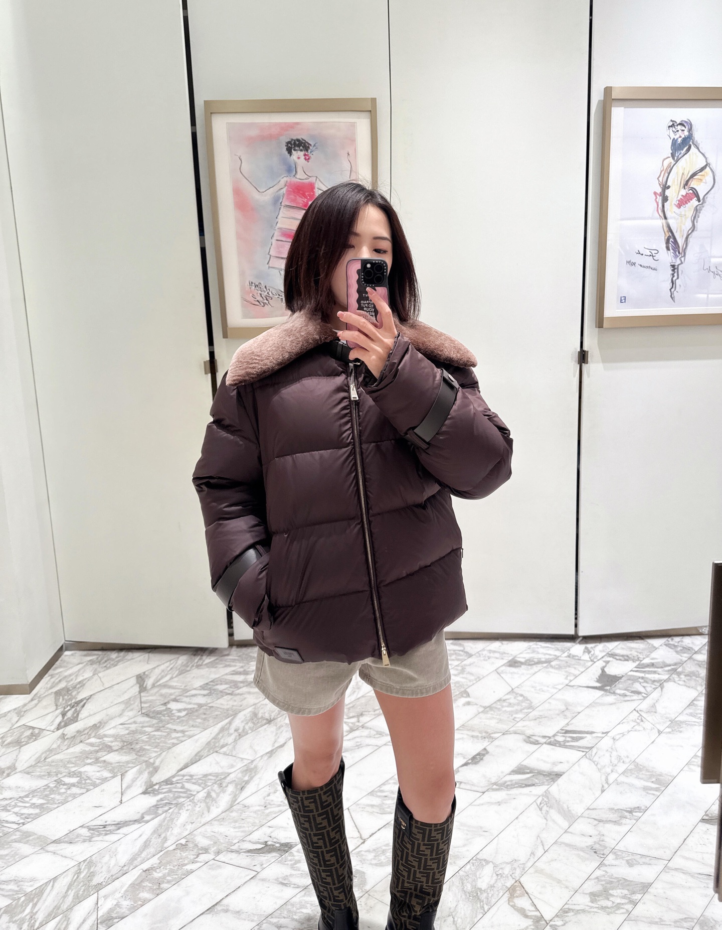 NO:622908,Fend* 25FW new autumn and winter genuine shearling lapel ski down jacket丨Exclusively developed by yb!  High quality production!  It is made of high-density matte nylon, with a low-key satin sheen, windproof and splash-proof. It uses 90 white duck down, which is full of fill but not bulky. The neckline is made of Merino sheepskin of the same color. The velvet feels soft and skin-friendly. It can instantly lock in warmth when placed against the neck. It is a 'gentle buffer belt' in the cold winter. The leather adjustment strap + metal snap on the cuff is perfect for outdoor use.  Functional and practical details, the same color FF presbyopic dark pattern is hidden inside. The moment you open the zipper, the low-key luxury feeling is immediately full; the short cut is just stuck on the waistline, and the micro silhouette is not bulky. It is a 'noble and warm shirt' that can slide from the urban streets to the ski resort. Ready for sale S/M/L,, fendi, down  jacket,alexander wang19860909Fend* 25FW秋冬新款 真羊毛皮翻领滑雪羽绒服丨独家yb开发！高版出品！采用高密度哑光尼龙,自带低调缎面光泽,防风防泼溅,甄选90白鸭绒,蓬松度拉满却不臃肿,领口是同色系美丽奴羊毛皮,绒感柔糯亲肤,贴颈瞬间锁住暖意,是冷冬里的“温柔缓冲带”.袖口的皮质调节带+金属按扣,是户外机能的实用细节,内里暗藏同色系FF老花暗纹,拉开拉链的瞬间,低调奢华感直接拉满；短款剪裁刚好卡在腰线,微廓形不压个子,一件能从都市街头滑向雪场的「贵气保暖战袍」.现货发售S/M/L,,fendi,down jacket,alexander wang,Women's clothing