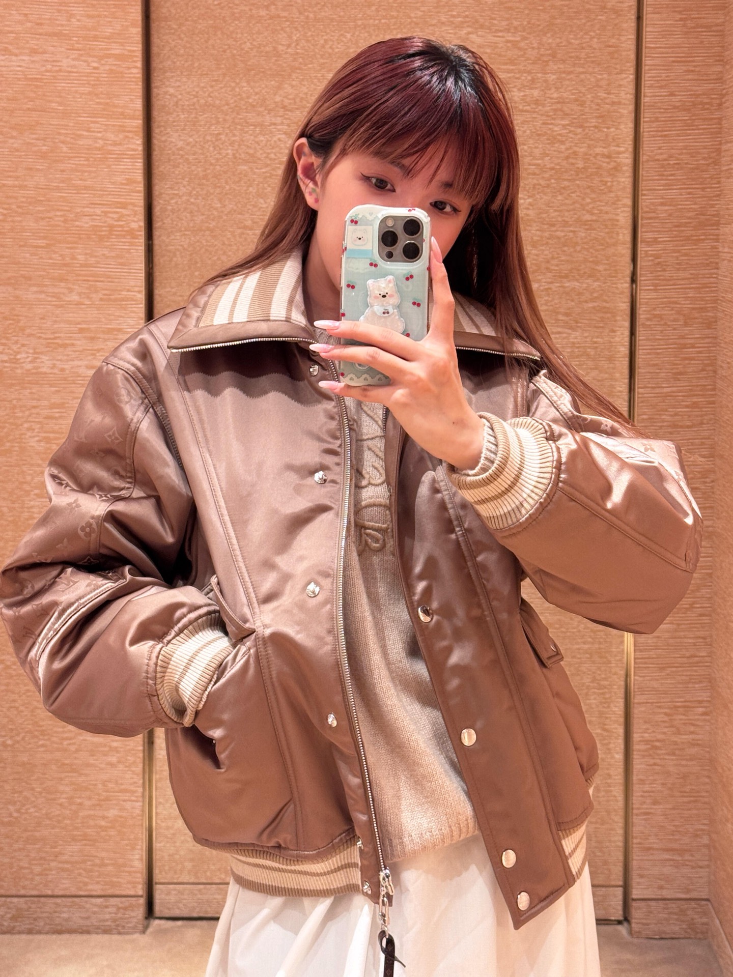 NO:622919,Louis vuitto* 25FW new autumn and winter satin presbyopic striped bomber cotton jacket丨Exclusively developed by yb!  High quality production!  It is made of high-gloss satin fabric with a low-key champagne gold luster. It looks like a layer of 'flowing gold foil' when refracted by the light, but it is not exaggerated. The silver metal snaps echo the zipper, and the hanging decoration at the zipper is the finishing detail. The interior is filled with light thermal cotton, which is warm but not heavy. It fits the skin like a ball of soft hot cocoa. It can be worn freely from late autumn to early winter. Available now S/M/L, Louis Vuitton, jackets &  coats,alexander wang19860909Louis vuitto* 25FW秋冬新款 缎面老花条纹飞行员棉服夹克丨独家yb开发！高版出品！采用高光泽缎面面料,自带低调的香槟金光泽,光线折射下像裹了层“流动的金箔”,却不浮夸；银色金属按扣与拉链呼应,拉链处的挂饰是点睛细节,内里填充轻盈保暖棉,暖而不重,贴肤穿像裹了团软乎乎的热可可,深秋到初冬都能自在穿.现货发售S/M/L,,louis vuitton,jackets & coats,alexander wang,Women's clothing