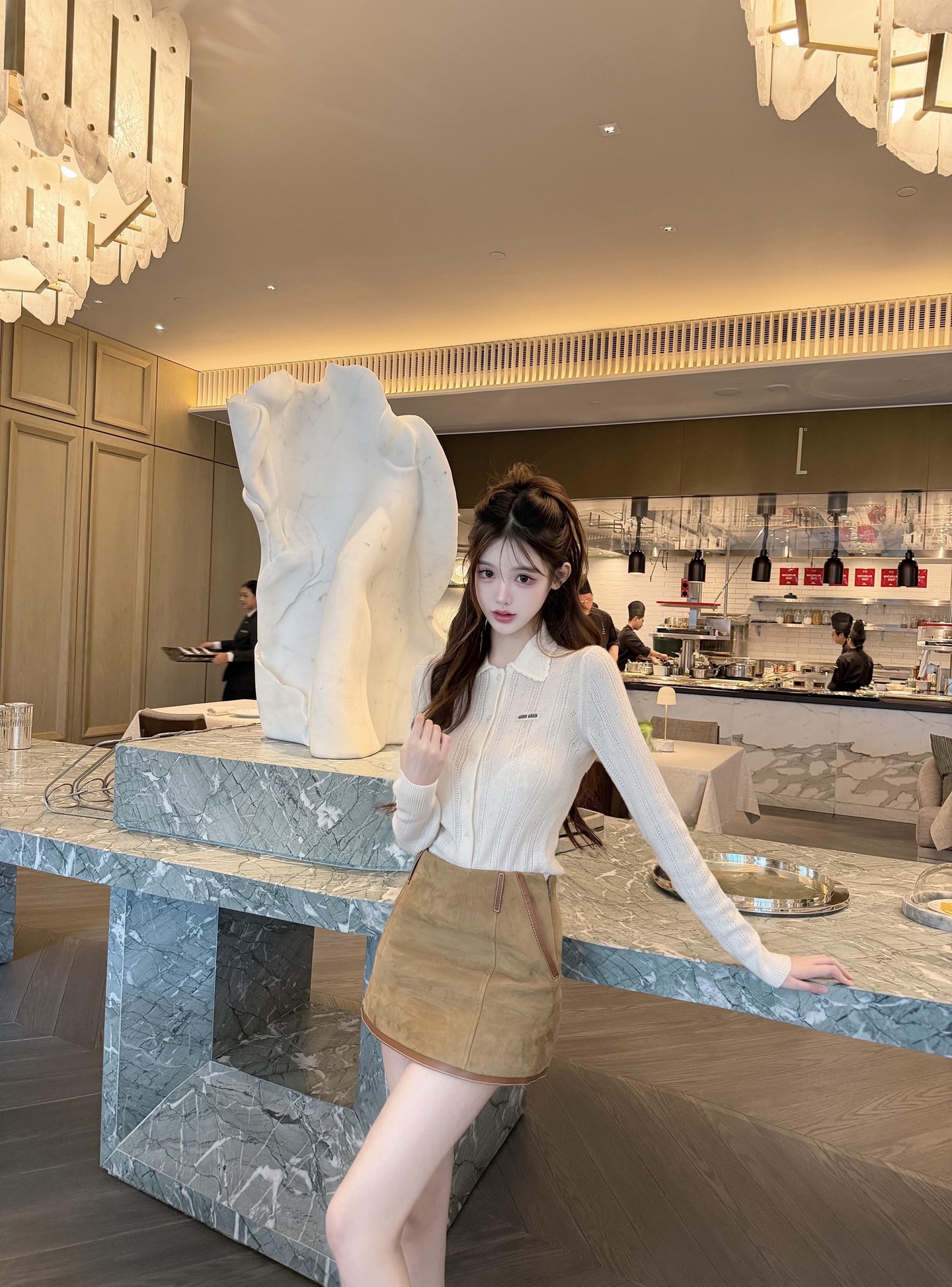 NO:622878,Miumi* 26SS early spring new style letter logo lapel cashmere knitted cardigan丨Exclusively developed by yb!  High quality production!  The fine cashmere blended fabric is selected, and the milky white lapel has a petal-style wavy edge, which weakens the heavy feeling of cashmere. The small logo on the chest is a finishing detail, which does not steal the spotlight but is iconic enough. The invisible drawstring on the hem can be freely adjusted to tighten the waist to show proportion. If it is loosened, it will create a lazy and soft fufu atmosphere!  Available in stock S/M/L,,miumiu,alexander wang19860909Miumi* 26SS早春新款 字母徽标翻领羊绒针织开衫丨独家yb开发！高版出品！精选细支羊绒混纺面料,奶白色翻领做了花瓣式波浪边,弱化了羊绒的厚重感,胸口的小标是点睛细节,不抢镜却足够标志性,下摆的隐形抽绳可以自由调节松紧,收腰显比例,放宽松则是慵懒的软fufu氛围单品！现货发售S/M/L,,miumiu,alexander wang,Women's clothing