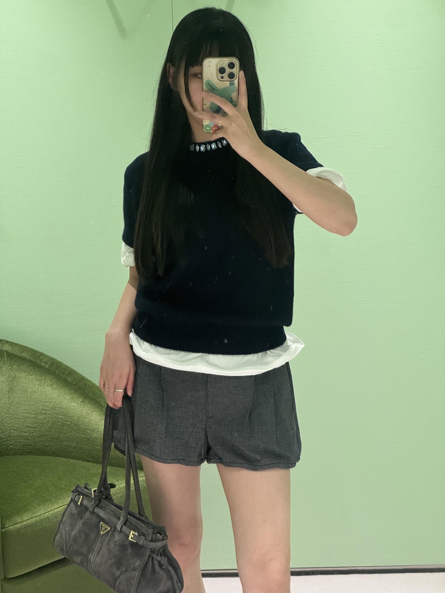 NO:622898,Prad* 26SS early spring new style rhinestone decorated wool cashmere round neck short-sleeved sweater丨Exclusively developed by yb!  High quality production!  Selected wool and cashmere blended fabrics, the knitted texture is fine and crisp, the short-sleeved version is not baggy, the colorful rhinestones on the neckline have a shimmering glow under the cold light, not exaggerated but eye-catching enough, the short cut that just catches the waistline quietly increases the proportion; slightly slim fit  The shape hugs the body curve, not tight but can bring out the sense of slenderness. An 'atmosphere finishing piece' that can be worn from cool early spring to warm summer. Available in stock S/M/L, prada, T-shirt, alexander  wang19860909Prad* 26SS早春新款 水钻装饰羊毛羊绒圆领短袖针织衫丨独家yb开发！高版出品！精选羊毛羊绒混纺面料,针织肌理细密挺括,短袖版型不松垮,领口的彩色水钻,冷光下泛着细碎光泽,不浮夸却足够吸睛,刚好卡在腰线的短款剪裁,悄悄拉高比例；微修身版型裹住身材曲线,不紧绷却能衬出纤细感.一件能从微凉早春穿到暖夏的「氛围感点睛单品」.现货发售S/M/L,,prada,T-shirt,alexander wang,Women's clothing