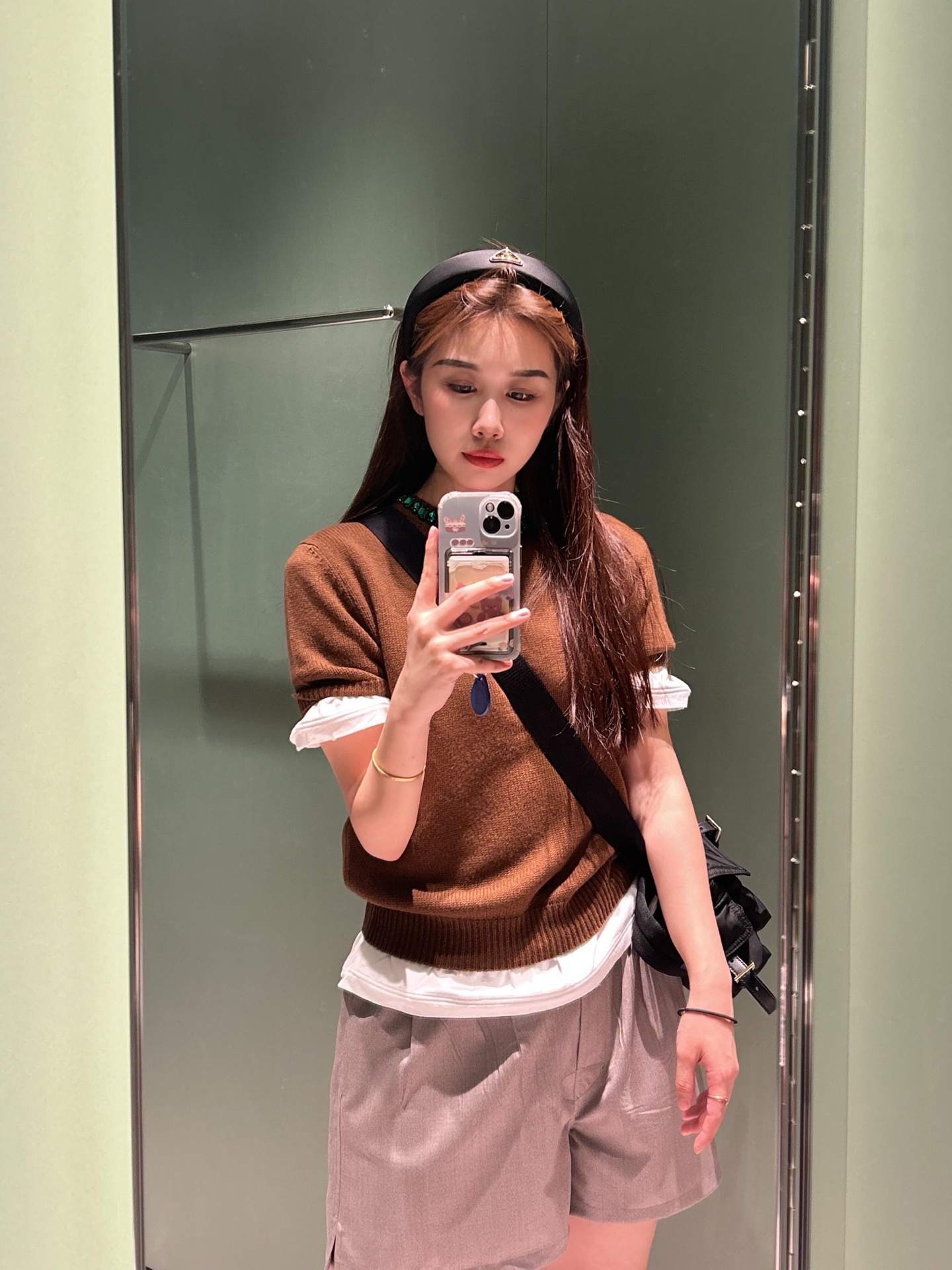 NO:622888,Prad* 26SS early spring new style rhinestone decorated wool cashmere round neck short-sleeved sweater丨Exclusively developed by yb!  High quality production!  Selected wool and cashmere blended fabrics, the knitted texture is fine and crisp, the short-sleeved version is not baggy, the colorful rhinestones on the neckline have a shimmering glow under the cold light, not exaggerated but eye-catching enough, the short cut that just catches the waistline quietly increases the proportion; slightly slim fit  The shape hugs the body curve, not tight but can bring out the sense of slenderness. An 'atmosphere finishing piece' that can be worn from cool early spring to warm summer. Available in stock S/M/L, prada, T-shirt, alexander  wang19860909Prad* 26SS早春新款 水钻装饰羊毛羊绒圆领短袖针织衫丨独家yb开发！高版出品！精选羊毛羊绒混纺面料,针织肌理细密挺括,短袖版型不松垮,领口的彩色水钻,冷光下泛着细碎光泽,不浮夸却足够吸睛,刚好卡在腰线的短款剪裁,悄悄拉高比例；微修身版型裹住身材曲线,不紧绷却能衬出纤细感.一件能从微凉早春穿到暖夏的「氛围感点睛单品」.现货发售S/M/L,,prada,T-shirt,alexander wang,Women's clothing