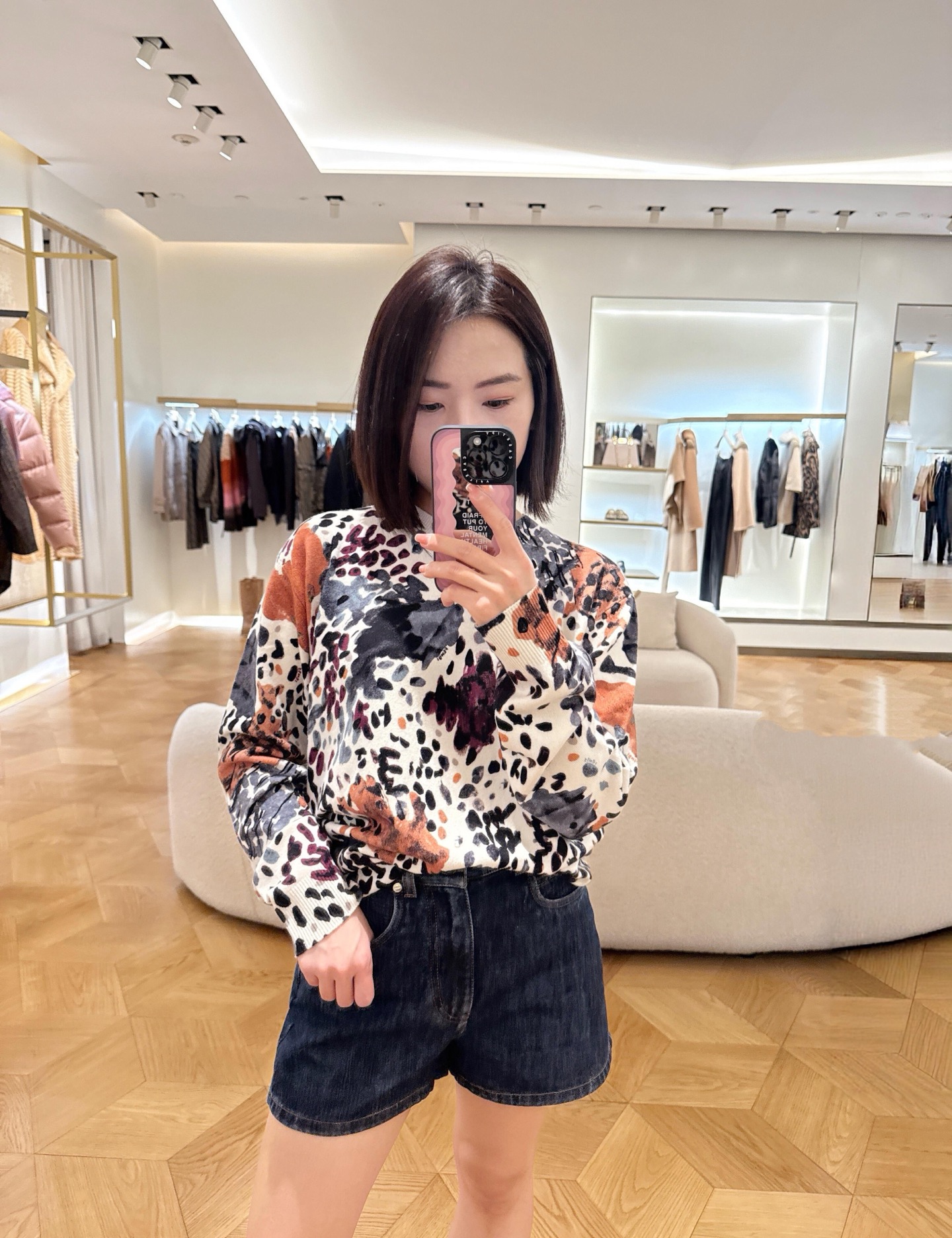 NO:623802,Fend* 26SS early spring new multi-color printed round neck wool blended sweater | Exclusively developed by yb!  High quality production!  Made of wool blended fabric, the knitted texture is fine and crisp. It is not a stereotypical leopard print, but a 'smudged artistic stroke'. The slightly loose silhouette is not flattering on the figure. It comes with an 'eye-catching filter', so you can wear it casually with an F-style relaxed artistic feel. Ready for sale S/M/L, Fendi, Alexander Wang19860909Fend* 26SS早春新款 多色印花圆领羊毛混纺针织衫丨独家yb开发！高版出品！采用羊毛混纺面料,针织肌理细密挺括,不是刻板的豹纹,而是“晕染开的艺术笔触”微宽松廓形不挑身材的微宽松版型,自带“吸睛滤镜”,随便搭都能穿出F式的松弛艺术感.现货发售S/M/L,,fendi,alexander wang,Women's clothing