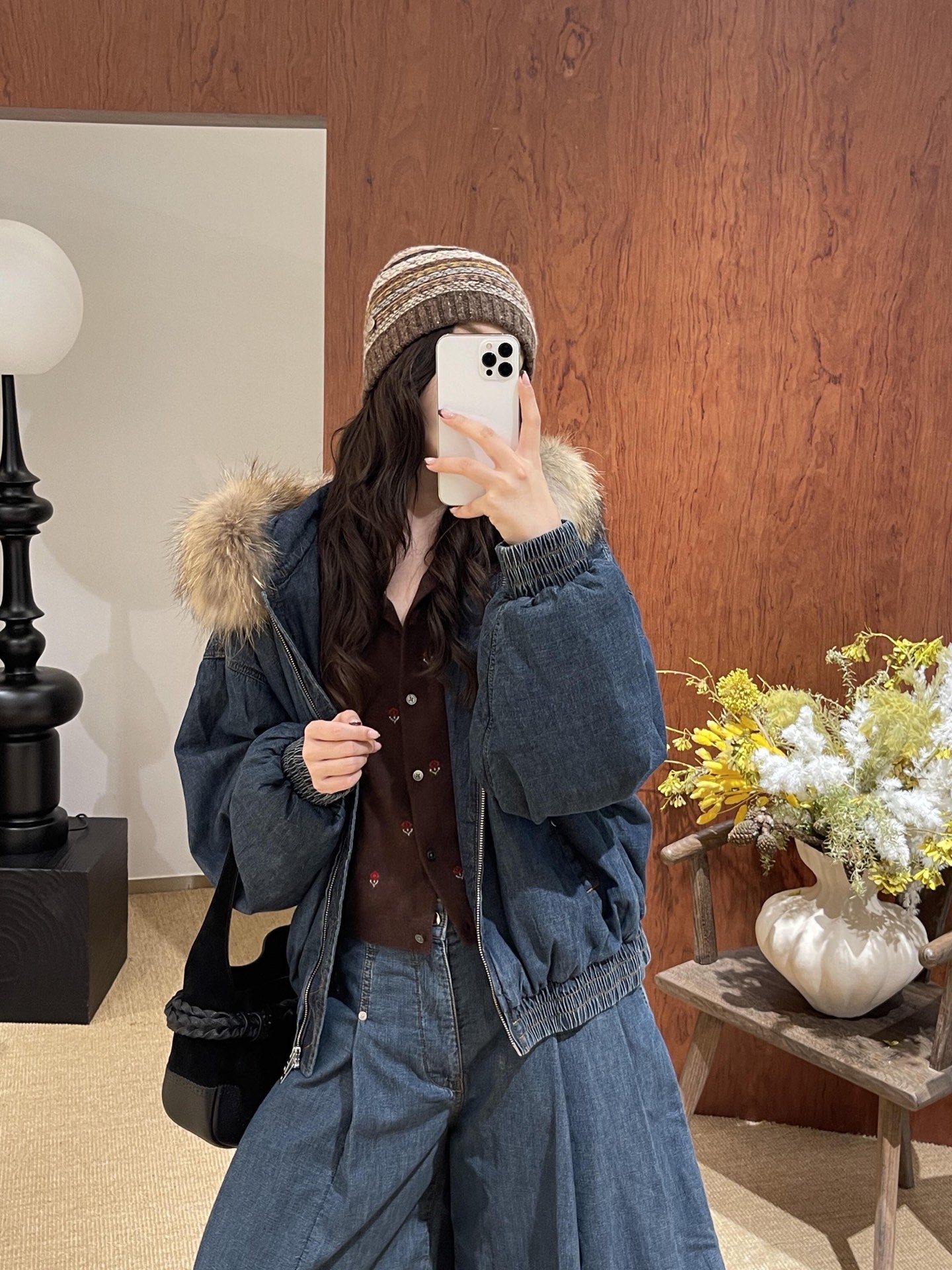 NO:623772,IMM* 25FW new autumn and winter denim and cotton hooded jacket丨Exclusive high-end version!  It is made of washed distressed denim with a retro denim texture. It is filled with light honed cotton inside. The large raccoon fur collar on the brim is a 'gentle crit in the cold winter'. The pleated edges on the cuffs and hem not only tighten the wind but also bring out the 'relaxed and non-sloppy' silhouette. The short cut that just catches the waistline quietly increases the proportion; ready for sale in S/M/L,, jackets & coats, jackets &  coats,hats,alexander wang19860909IMM* 25FW秋冬新款 牛仔珩棉连帽夹克外套丨独家高版出品！采用水洗做旧牛仔布,自带复古的牛仔肌理,内里填充轻盈珩棉,帽檐的大尺寸貉子毛领是“冷冬里的温柔暴击”,袖口、下摆的抽褶收边,既能收紧风又能衬出“松弛不拖沓”的廓形感,刚好卡在腰线的短款剪裁,悄悄拉高比例；现货发售S/M/L,,jackets & coats,jackets & coats,hats,alexander wang,Women's clothing