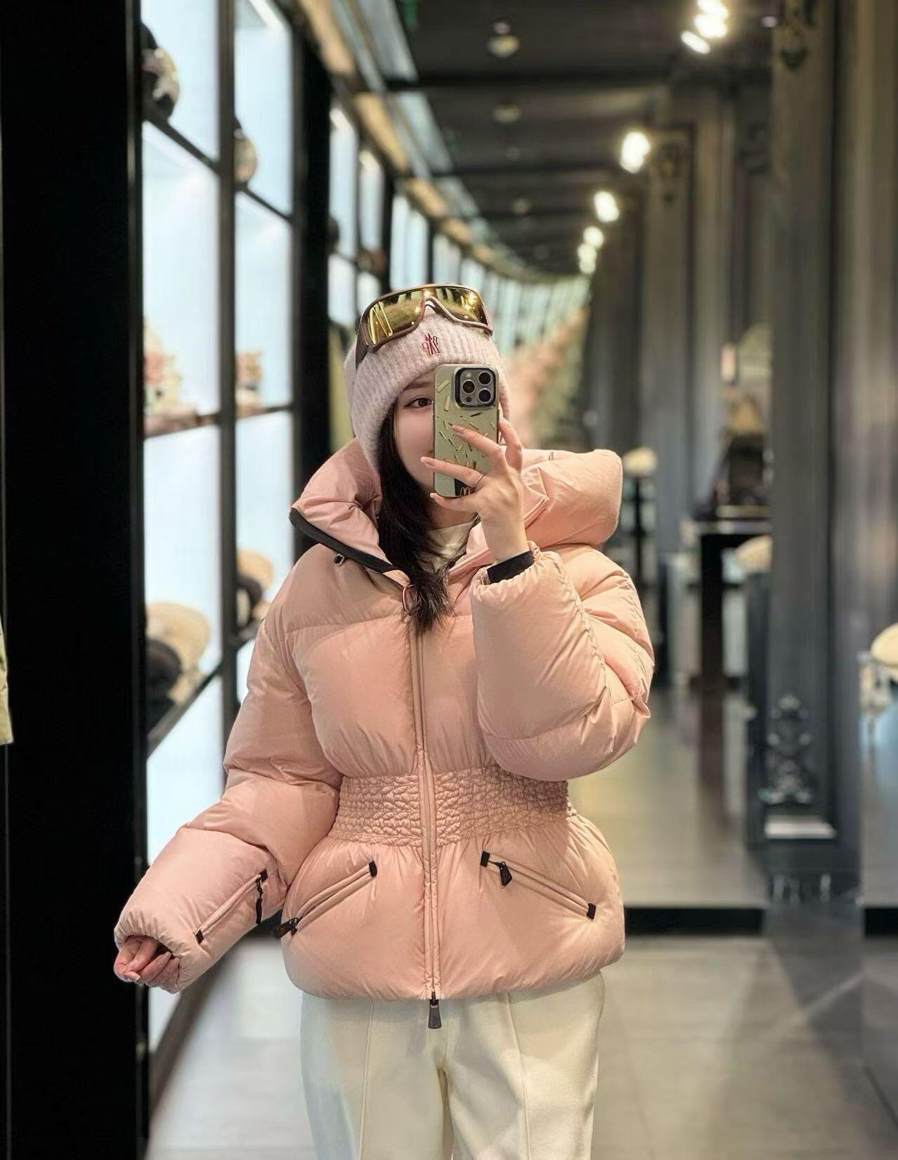 NO:623788,Mon*ler 25FW new autumn and winter new pleated waist hooded down jacket丨Exclusively developed by yb!  High quality production!  Made of high-density matte nylon fabric, windproof and splash-proof, with a low-key soft mist sheen; three-dimensional pleats + elastic elastic bands on the waist, filled with 90 white goose down, full of fill but like 'wrapped in a ball of soft cotton', even in sub-zero temperatures  It can also keep you warm without any burden. The hooded design wraps up the warmth, and the short cut is just stuck on the waistline, which quietly increases the proportion. Small people can also wear it to look sweet and cool with a 'perfect head-to-body ratio'. Available in stock, S/M/L,, jackets  & coats,down jacket,hats,alexander wang19860909Mon*ler 25FW秋冬新款 褶皱收腰连帽羽绒服外套丨独家yb开发！高版出品！采用高密度哑光尼龙面料,防风防泼溅,自带低调的柔雾光泽；腰身处的立体褶皱+松紧弹力带,内里填充90白鹅绒,蓬松度拉满却像“裹了团软棉花”,零下气温也能暖得轻盈无负担.连帽设计裹住暖意,短款剪裁刚好卡在腰线,悄悄拉高比例,小个子也能穿出“头身比满分”的甜酷感.现货发售S/M/L,,jackets & coats,down jacket,hats,alexander wang,Women's clothing