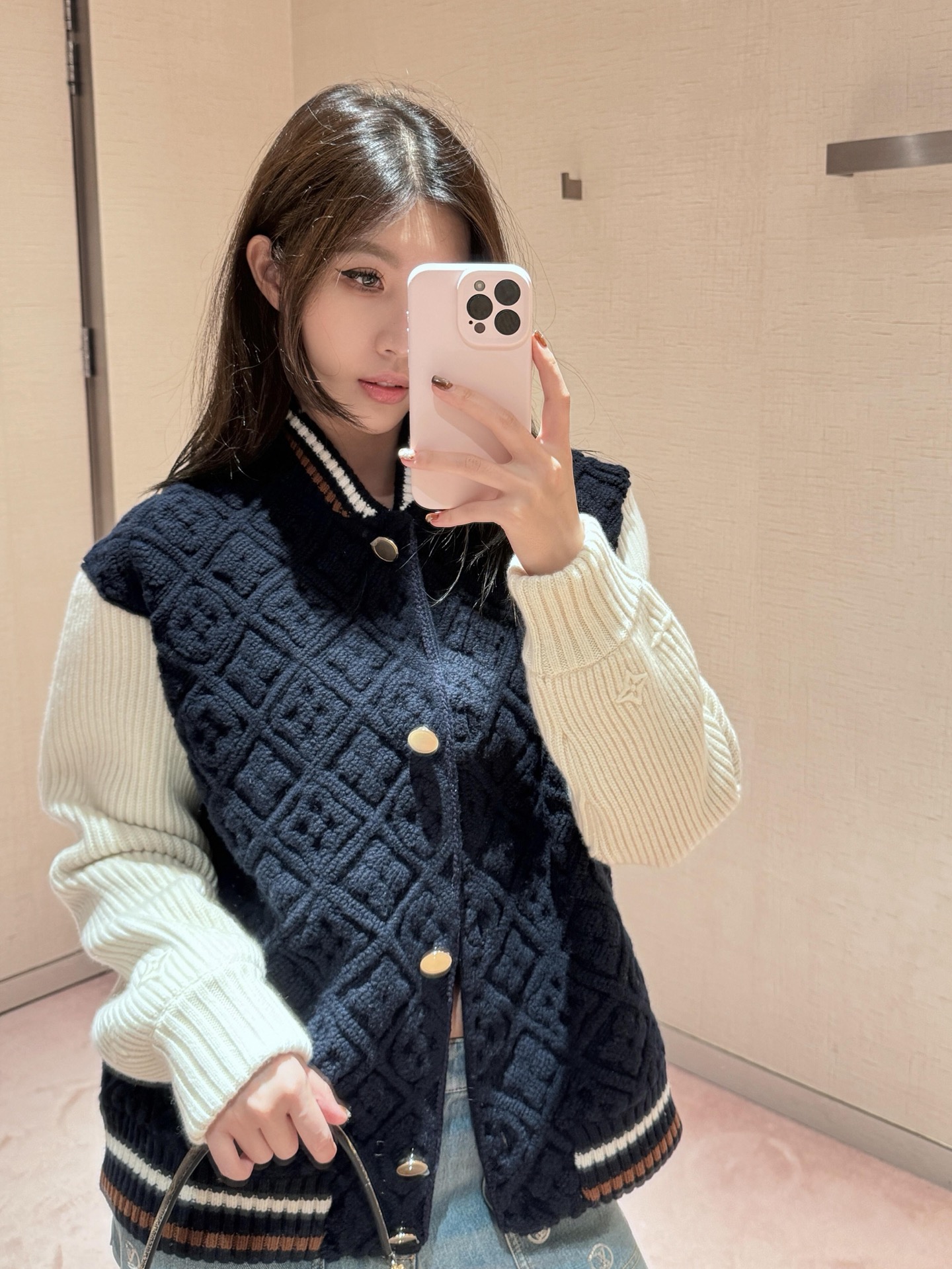 NO:623807,Louis vuitto* 25FW autumn and winter new style navy blue presbyopic striped knitted baseball jacket丨Exclusively developed by yb!  High quality production!  Navy blue presbyopia jacquard knitting + off-white cashmere-like sleeves, the soft knitted texture brings a warm winter atmosphere, baseball collar + contrasting ribbed edges + metal buttons, the retro college style is mixed with a bit of laziness and relaxation; the presbyopic dark pattern is a low-key nobility and discreet, from a distance it looks like a simple contrasting color, but up close it is full of details!  Available now S/M/L,,louis vuitton,jackets & coats,alexander wang19860909Louis vuitto* 25FW秋冬新款 藏蓝老花条纹针织棒球外套丨独家yb开发！高版出品！藏蓝老花提花针织+米白羊绒感袖身,软乎乎的针织肌理自带暖冬氛围,棒球领+撞色罗纹边+金属纽扣,复古学院风里掺了点慵懒松弛；老花暗纹是低调的贵气小心机,远看是简约撞色,近看全是细节！现货发售S/M/L,,louis vuitton,jackets & coats,alexander wang,Women's clothing