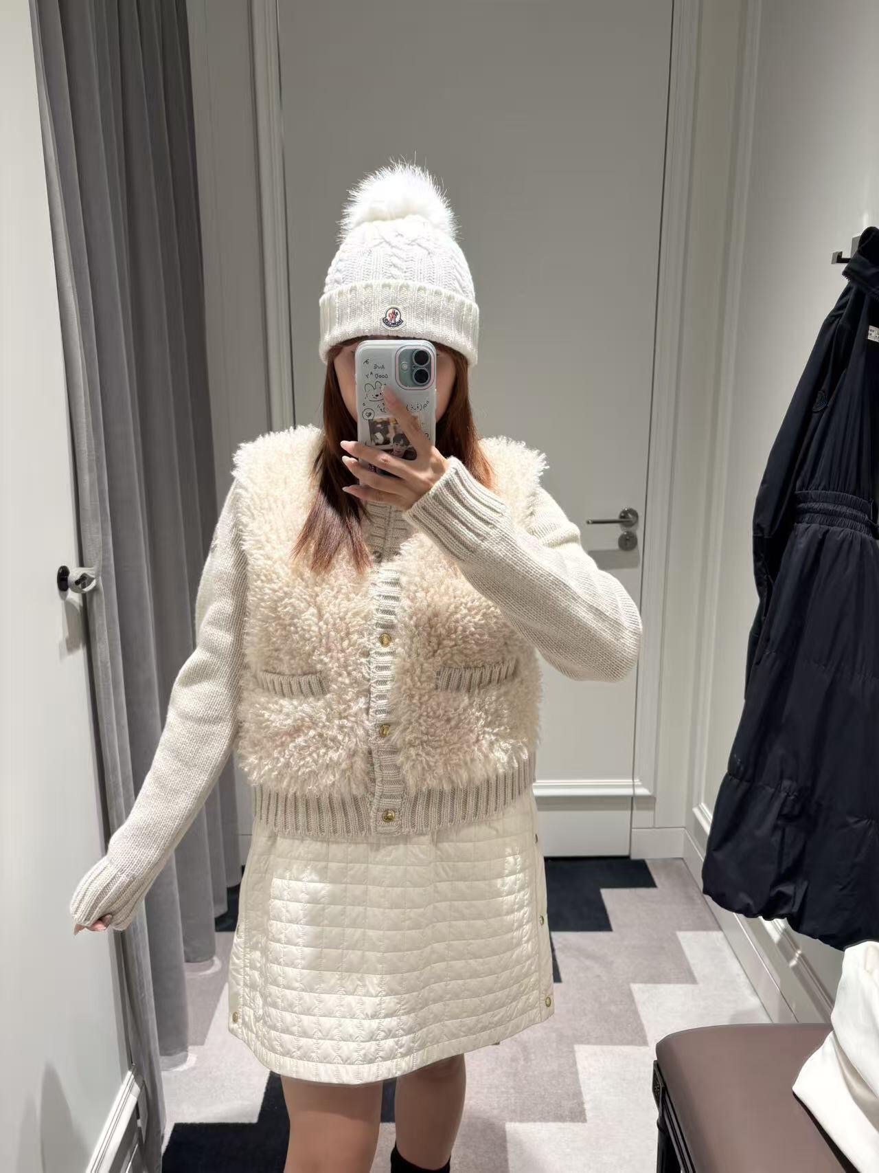 NO:624531,Moncl*r 25FW new autumn and winter Teddy splicing knitted down jacket丨Exclusively developed by yb!  High quality production!  The front is made of fluffy teddy fur and fine knitted fabric. The back is made of light rhombus down, which is warm and not bulky. It has metal snap buttons and ribbed edges on the cuffs. The brand logo on the arms is low-key and exquisite. The short version is just stuck on the waistline. It shows height and can be worn with various inner styles, welding 'soft fufu' and 'high-end sense' to the body!  Available in stock S/M/L,,down jacket,alexander wang19860909Moncl*r 25FW秋冬新款 泰迪拼接针织羽绒服丨独家yb开发！高版出品！正面是蓬松泰迪毛拼接细腻针织,后背是轻盈菱格羽绒,保暖又不臃肿,金属按扣+袖口罗纹收边,手臂处的品牌徽标低调又精致,短款版型刚好卡在腰线,显高还能搭各种内搭,把“软fufu”和“高级感”焊在身上！现货发售S/M/L,,down jacket,alexander wang,Women's clothing