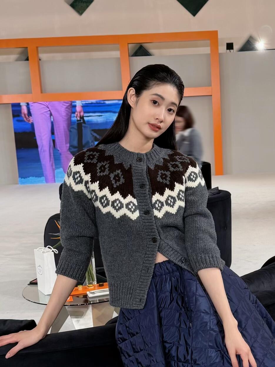 NO:624523,Prad* 26SS early spring new style Fair Isle jacquard cashmere cardigan | Exclusively developed by yb!  High quality production!  The cashmere knitted fabric is light, soft and not tacky. The short version is just stuck on the waistline. The dark gray background is stacked with brown and white geometric patterns. The Nordic style totem has a relaxed atmosphere. The ribbed edges on the collar/cuffs add texture. The placket has a black button + hem logo. The brand recognition is hidden in the simplicity!  Available in stock S/M/L,,prada,alexander wang19860909Prad* 26SS早春新款 费尔岛提花羊绒开衫丨独家yb开发！高版出品！羊绒针织面料轻软不扎,短款版型刚好卡在腰线,深灰底色叠搭棕白几何花纹,北欧风图腾自带松弛氛围,领口/袖口的罗纹收边更显质感,门襟黑扣+下摆徽标,简约里藏着品牌辨识度！现货发售S/M/L,,prada,alexander wang,Women's clothing