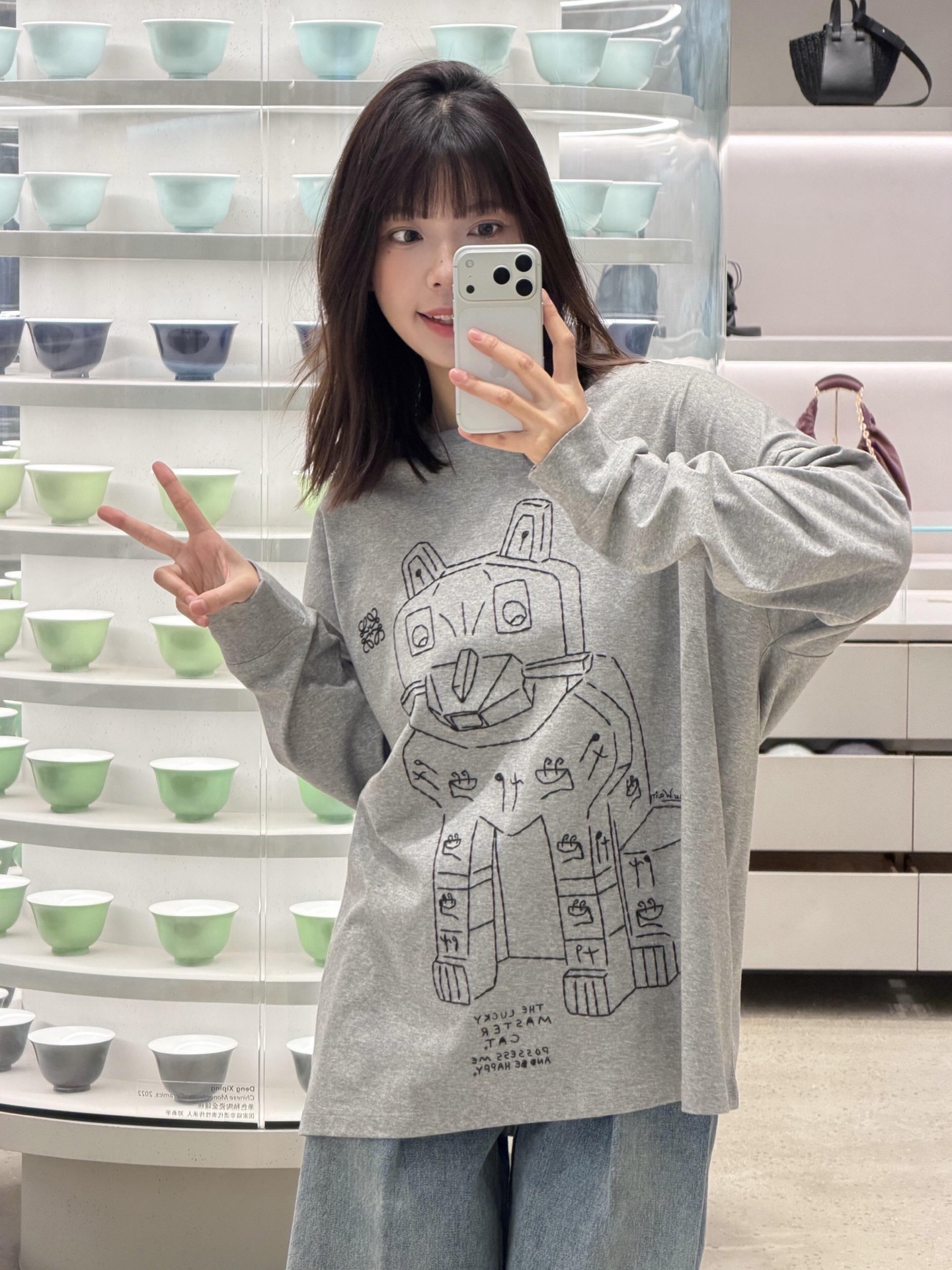 NO:624558,Loew*  High quality production!  Iconic geometric line cat embroidery, abstract brushstrokes with a retro artistic feel, and iconic knot embroidery on the left chest, the details are full of recognition, loose shoulder style + gray basic color, it can hide the flesh regardless of the body shape, it can be worn alone or layered to suit all kinds of coats!  Ready for sale S/M/L,,louis vuitton,loewe,jackets & coats,tees,t-shirt,alexander wang19860909Loew* x Louis Wain联名新款 怪趣猫咪刺绣灰色长袖T恤丨独家yb开发！高版出品！标志性的几何线条猫咪刺绣,抽象笔触自带复古艺术感,左胸还有标志性绳结刺绣,细节藏满辨识度,宽松落肩版型+灰调基础色,不挑身材还能藏肉,单穿慵懒、叠穿适配各种外套！现货发售S/M/L,,louis vuitton,loewe,jackets & coats,tees，t-shirt,alexander wang,Women's clothing