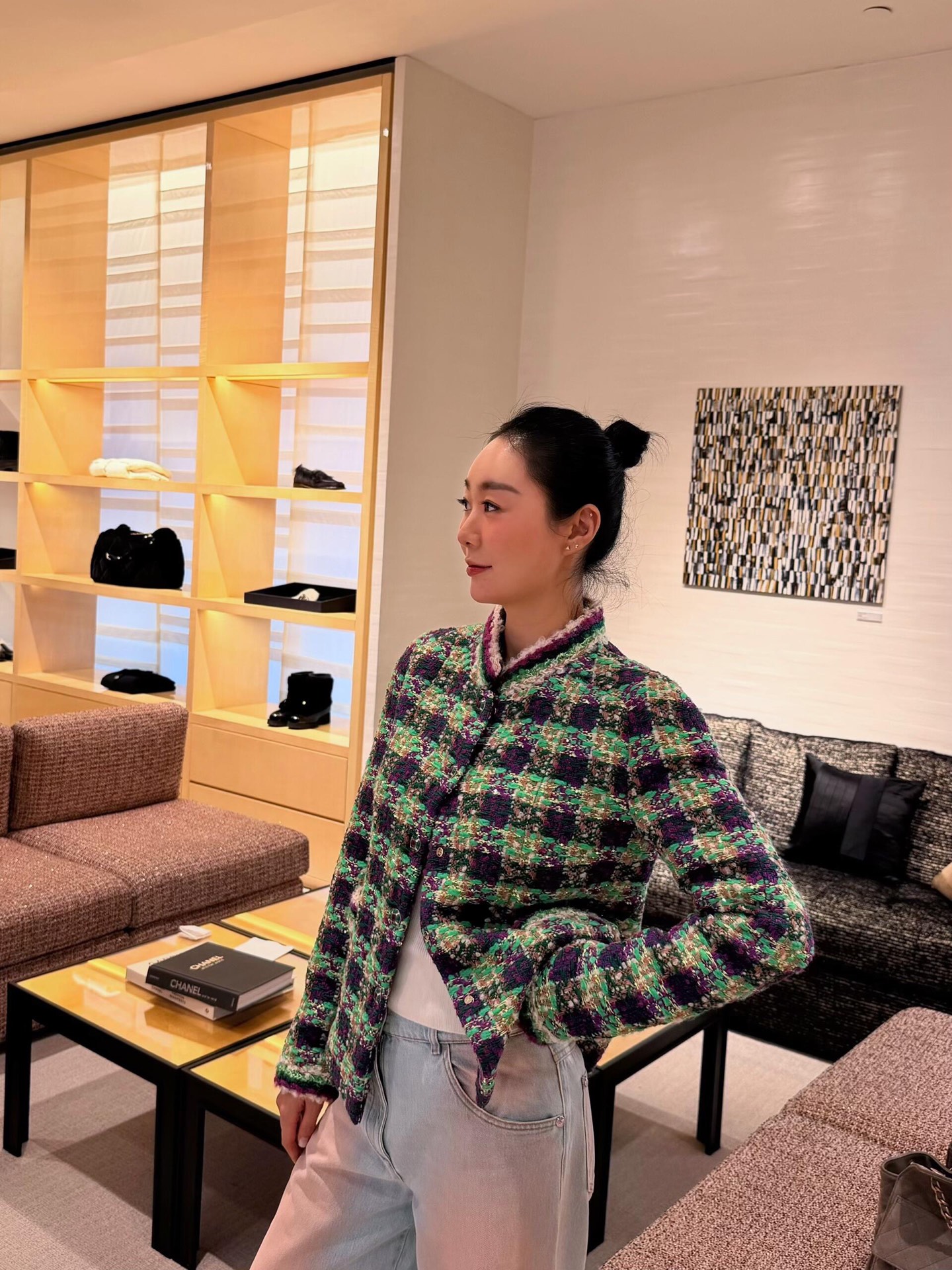 NO:624570,Chane* 25N ski season limited new style contrasting plaid tweed short jacket丨exclusively developed by yb!  High quality production!  It is made of green/purple/beige gold three-color intertwined tweed. There are fine silver thread glitter hidden in the texture, which is like the layering of snow light refracted in the coniferous forest; the stand-up collar + hemming are spliced ​​with pink and purple plush piping, which is a soft and warm detail exclusive to the ski season. It not only retains the French sophistication of the tweed, but also adds a sense of relaxation in the snow season. Ready for sale S/M/L,,chanel,jackets & coats,alexander wang19860909Chane* 25N滑雪季限定新款 撞色格纹粗花呢短外套丨独家yb开发！高版出品！以绿/紫/米金三色交织粗花呢为底,织纹里藏着细碎银线闪片,像雪光折射在针叶林的层次感；立领+包边处拼接粉紫毛绒滚边,是滑雪季专属的柔暖细节,既保留粗花呢的法式精致,又添了雪季松弛感.现货发售S/M/L,,chanel,jackets & coats,alexander wang,Women's clothing