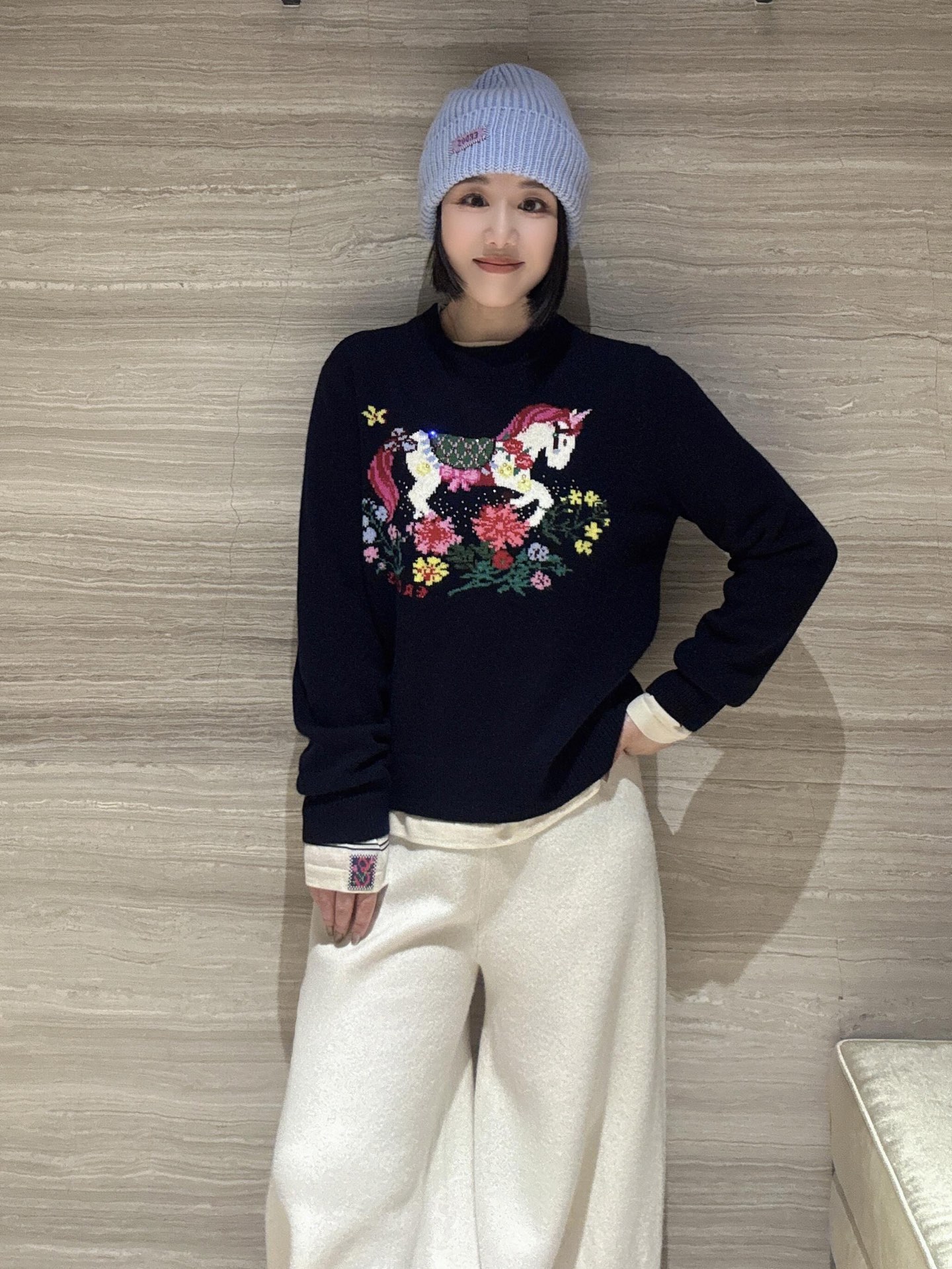 NO:624611,ERDOS*25Fw new autumn and winter new year of the horse series pony pattern pullover long-sleeved sweater丨exclusively developed by yb!  High quality production!  Customized imported wool knitted material, soft, delicate and warm. Carousel embroidery on the chest + Swarovski rhinestone embellishment, full of sophistication. Loose fit, strong tolerance, comfortable to wear. Midnight blue tone is deep and peaceful, full of festive atmosphere!  Available in stock S/M/L,,swarovski,sweaters,alexander wang19860909ERDOS*25Fw秋冬新款 马年系列小马图案套头长袖毛衣丨独家yb开发！高版出品！定制进口羊毛针织材质 柔软细腻又保暖 胸前旋转木马刺绣＋施华洛世奇水钻点缀,精致感满满.宽松版型,包容性强,穿着舒适.午夜蓝色调深邃宁静,节日氛围感拉满！现货发售S/M/L,,swarovski,sweaters,alexander wang,Women's clothing