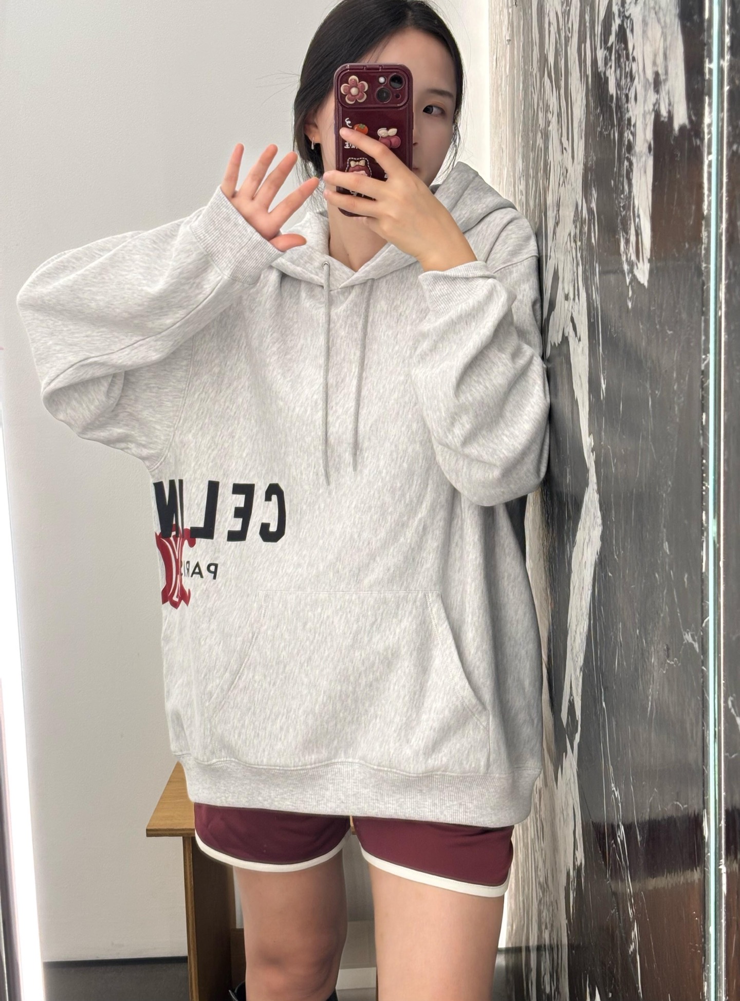 NO:625320,Celin* 26SS early spring new style hooded sweatshirt with Arc de Triomphe print on the side | Exclusively developed by yb!  High quality production!  The printed logo with contrasting letters is matched with artistic patterns of the same color. The side layout breaks the rules and brings a dynamic and fashionable feeling when walking; it has the gentleness and relaxation of light heather gray, the eye-catching sapphire blue, and the pure black is a classic and unmistakable high-end feel; the oversize version with dropped shoulders  It hides flesh and looks casual. The terry cloth fabric is soft and skin-friendly. It is suitable for wearing alone or layering in early spring. Available in stock S/M/L,,celine,versace,hoodie,sweatshirts,hats,alexander  wang19860909Celin* 26SS早春新款 侧边字母凯旋门印花连帽卫衣丨独家yb开发！高版出品！撞色字母印花标识,搭配同色系艺术化图案,侧边排版打破常规,走动间自带动态时髦感；既有浅麻灰的温柔松弛,也有宝蓝的吸睛亮眼,纯黑则是经典不出错的高阶感；落肩oversize版型藏肉又显随性,毛圈布面料软糯亲肤,早春单穿、叠穿都适配.现货发售S/M/L,,celine,versace,hoodie,sweatshirts,hats,alexander wang,Women's clothing