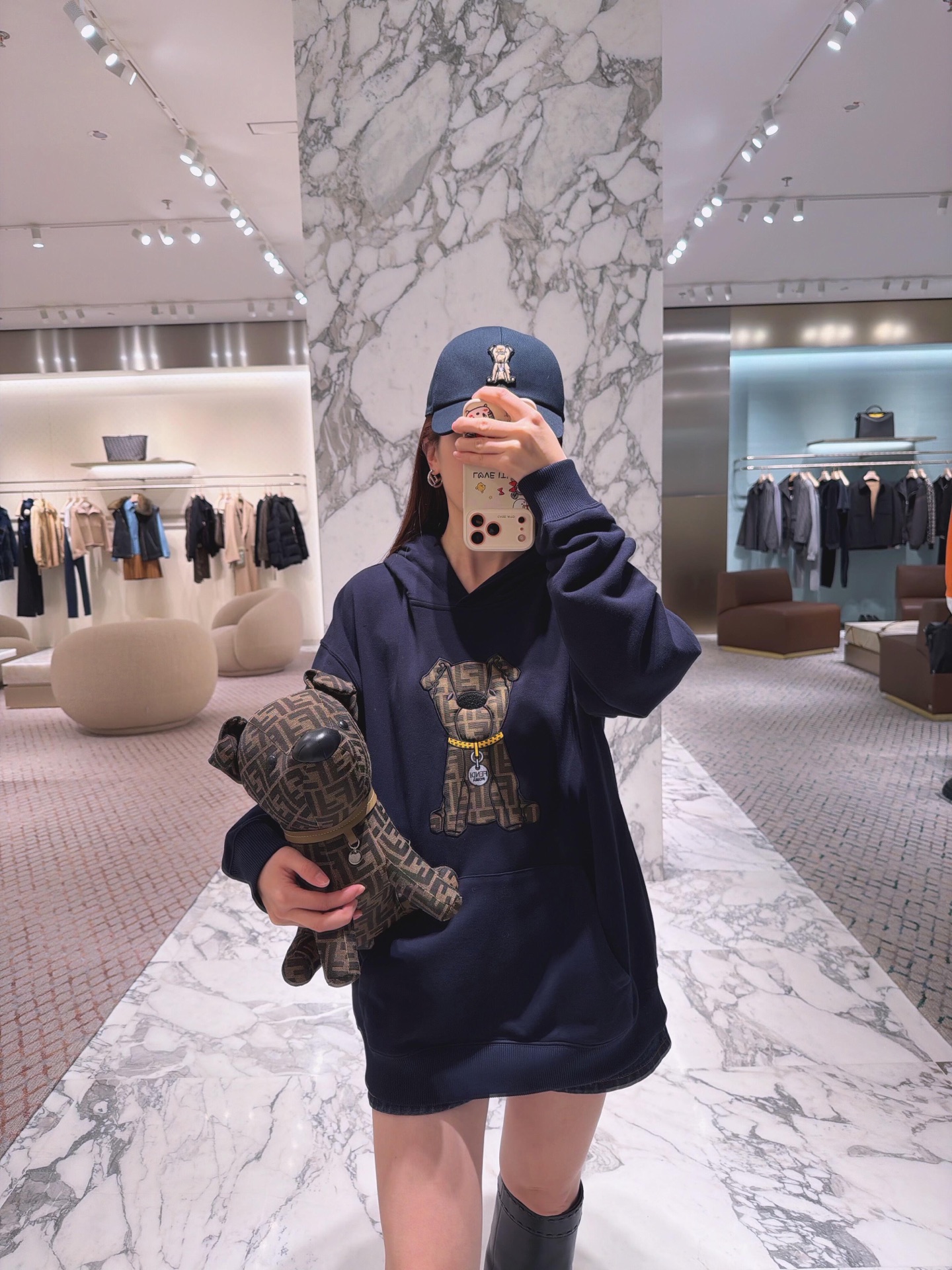 NO:625341,Fend* 26SS early spring new style brown pattern puppy FF jacquard hooded sweatshirt丨Exclusively developed by yb!  High quality production!  Heavy cotton blended fabric, dropped shoulders, oversize version that hides flesh and is casual, hooded + kangaroo pocket are the standard for daily relaxation. The classic brown background FF old flower is printed in the shape of a puppy, and is decorated with a gold chain + brand tag. It is cute and has high-definition recognition; suitable for both men and women; ready for sale S/M/L,, fendi, versace, hoodie, sweatshirts, hats, alexander wang19860909Fend* 26SS早春新款 棕纹小狗FF提花连帽卫衣丨独家yb开发！高版出品！重磅棉混纺面料,落肩oversize版型藏肉又随性,连帽+袋鼠兜是日常松弛感的标配.经典棕底FF老花印成小狗造型,搭配金色链条+品牌吊牌装饰,萌趣里藏着高定辨识度；男女穿都适配；现货发售S/M/L,,fendi,versace,hoodie,sweatshirts,hats,alexander wang,Women's clothing