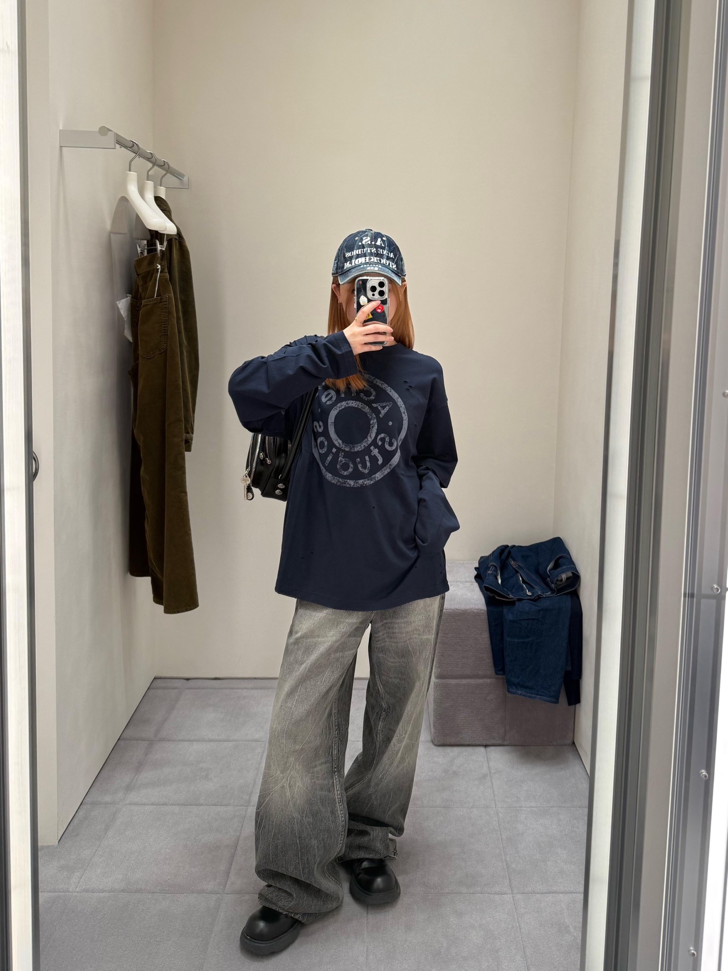 NO:625347,Acne Stu*ios 25fw early autumn new button logo printed fake two-piece long-sleeved T-shirt丨Exclusively developed by yb!  High quality production!  The outer layer is distressed short sleeves + the inner layer is drapey long sleeves. It has a casual atmosphere that can be 'layered easily', eliminating the worry of matching; the distressed round logo is printed with the brand logo, and paired with the hole details on the shoulders, it directly adds to the retro street feel; the dark navy color is not picky about skin color, suitable for both men and women, soft and heavy cotton material, comfortable to wear alone or as an inner layer in autumn and winter. Ready for sale S/M/L,,acne  studios,T-shirt,tees,t-shirt,alexander wang19860909Acne Stu*ios 25fw早秋新款 纽扣徽标印花假两件长袖T恤丨独家yb开发！高版出品！外层做旧短袖+内层垂感长袖,自带“随手叠穿”的随性氛围,省去搭配烦恼；做旧感圆形徽标印满品牌标识,搭配肩部破洞细节,复古街头感直接拉满；深藏青色不挑肤色,男女穿都适配,软乎乎的重磅棉料,秋冬单穿/内搭都舒服.现货发售S/M/L,,acne studios,T-shirt,tees，t-shirt,alexander wang,Women's clothing