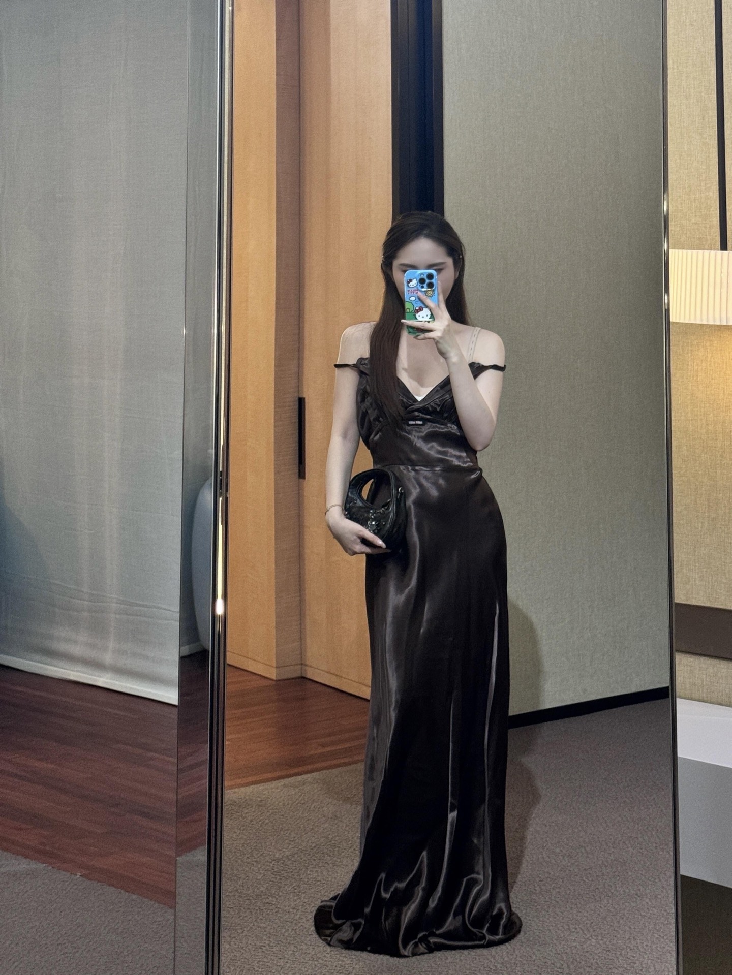 NO:626451,Miumi* 25FW new autumn and winter style bow tie V-neck imitation acetate suspender long skirt丨Exclusively developed by yb!  High quality production!  The imitation acetate fabric has a delicate luster, and the drape creates a smooth waist and hip curve, giving a low-key elegance when walking; the deep V-neck makes the neck longer, and the bow tie on the shoulder strap is the finishing touch, sweet but not greasy; the high waistline + slightly slit skirt allows even a small person to wear a 'leg length of 2 meters'  It has a sense of relaxation; it can be layered with fur jackets/knitted cardigans in autumn and winter, and it can be worn alone in spring to bring out the cool and ladylike temperament. It is a 'Taiwan Balm' item that can be worn at annual meetings, dates, and afternoon tea. Available in stock S/M/L,,miumiu,skirts,jackets  & coats,alexander wang19860909Miumi* 25FW秋冬新款 蝴蝶结系带V领仿醋酸吊带长裙丨独家yb开发！高版出品！仿醋酸面料自带细腻光泽,垂坠感裹出流畅腰臀曲线,走动间泛着低调贵气；深V领衬得脖颈纤长,肩带处的蝴蝶结系带是点睛之笔,甜而不腻；高腰线+微开叉裙摆,小个子也能穿出“腿长2米”的松弛感；秋冬可叠穿皮草外套/针织开衫,开春单穿自带清冷大小姐气质,是年会、约会、下午茶都能打的“万金油”单品.现货发售S/M/L,,miumiu,skirts,jackets & coats,alexander wang,Women's clothing