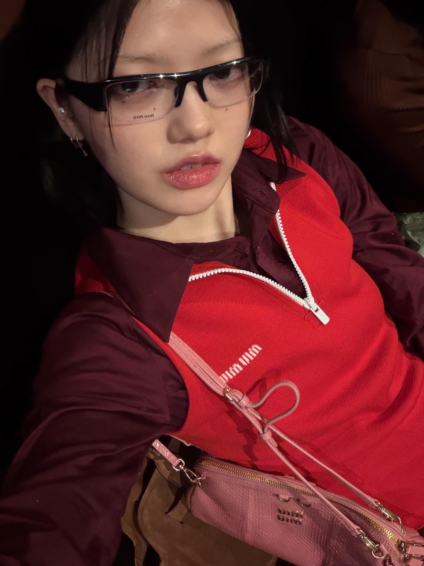 NO:626468,MiuMi* 25Fw new autumn and winter letter jacquard half-zip vest丨exclusively developed by yb!  High quality production!  The half-high collar + white half-zip are the sweet and cool soul details of Miu style; the mini jacquard letters on the chest are low-key and highlight the brand-controlled aesthetic; the sleeveless tailoring can be worn alone to expose the skin, or layered with a shirt/sweatshirt. It is a versatile style that can be worn inside or outside in autumn and winter!  Available in stock S/M/L,,miumiu,shirts,alexander wang19860909MiuMi* 25Fw秋冬新款 字母提花半拉链背心丨独家yb开发！高版出品！半高领+白色半拉链,是Miu式甜酷的灵魂细节；胸前mini字母提花,低调戳中品牌控的审美；无袖剪裁既能单穿露肤,也能叠穿衬衫/针织衫,是秋冬“内搭外穿都能打”的万能款！现货发售S/M/L,,miumiu,shirts,alexander wang,Women's clothing