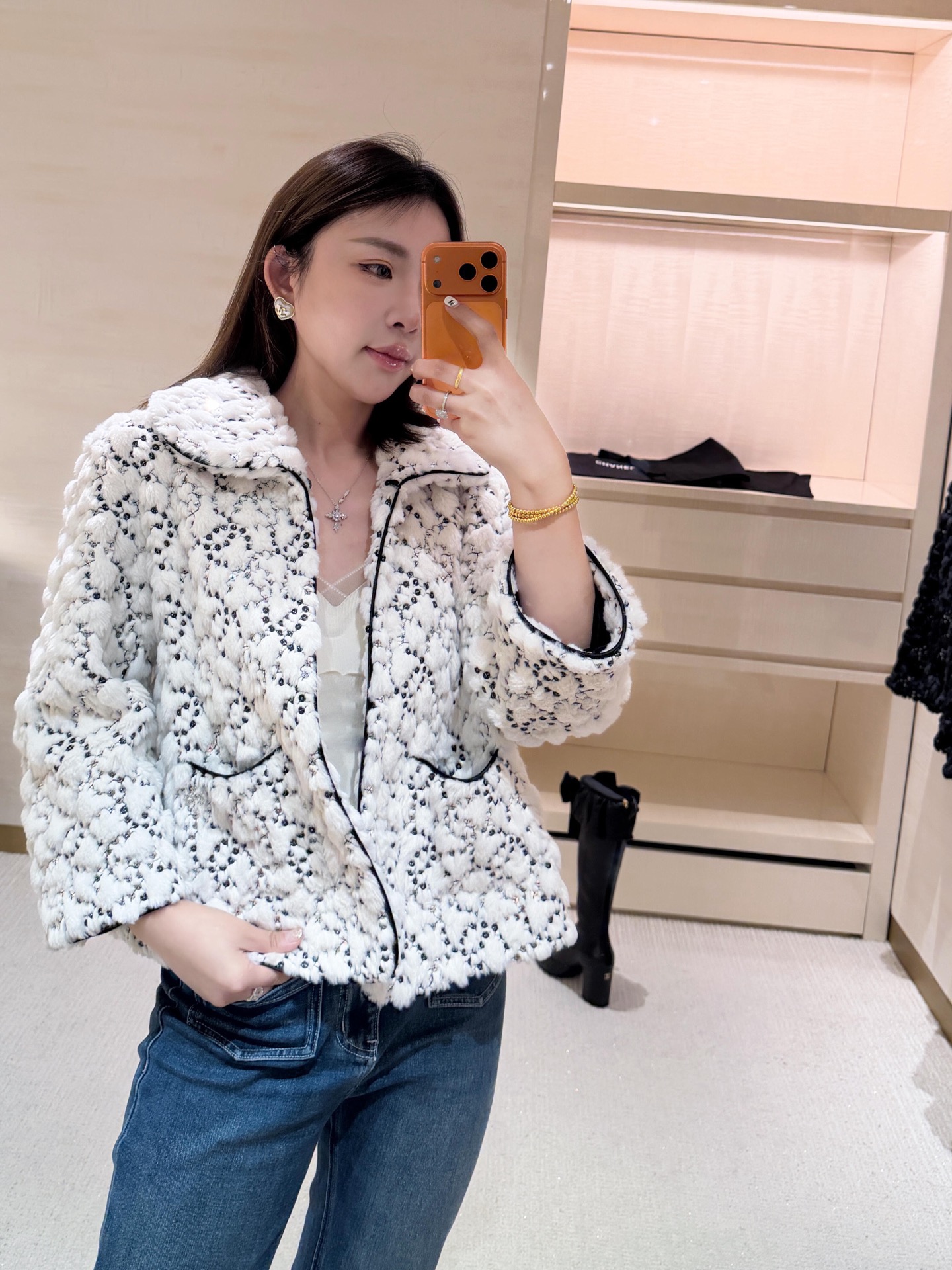 NO:626509,Chan*l 25N Coco Neige Ski Series Black and White Sequined Furry Dark Pattern Jacket丨Exclusively developed by yb!  High quality production!  The fluffy plush base is covered with black and white contrasting dark patterns, and every inch is like crushed snow covered with fine starlight; the texture is covered with sequins, which diffuses a cool luster when walking, lazily and effortlessly shining. The short cut has a high waistline, a stand-up collar/lapel double design, and black hemming to outline the outline. It is sweet and cool and just hits the relaxed feeling of 'a wealthy daughter goes out on the street'. Ready for sale S/M/L,, chanel, jackets  & coats,alexander wang19860909Chan*l 25N Coco Neige滑雪系列 黑白亮片毛茸茸暗纹外套丨独家yb开发！高版出品！蓬松毛绒基底裹满黑白撞色暗纹,每一寸都像揉碎的雪团裹着细碎星光；亮片缀满肌理,走动时漫反射出冷调光泽,慵懒又闪得毫不费力.短款剪裁掐出高腰线,立领/翻领双搭设计,配黑色包边勾勒轮廓,甜酷之间刚好踩中“富家千金出街”的松弛感.现货发售S/M/L,,chanel,jackets & coats,alexander wang,Women's clothing