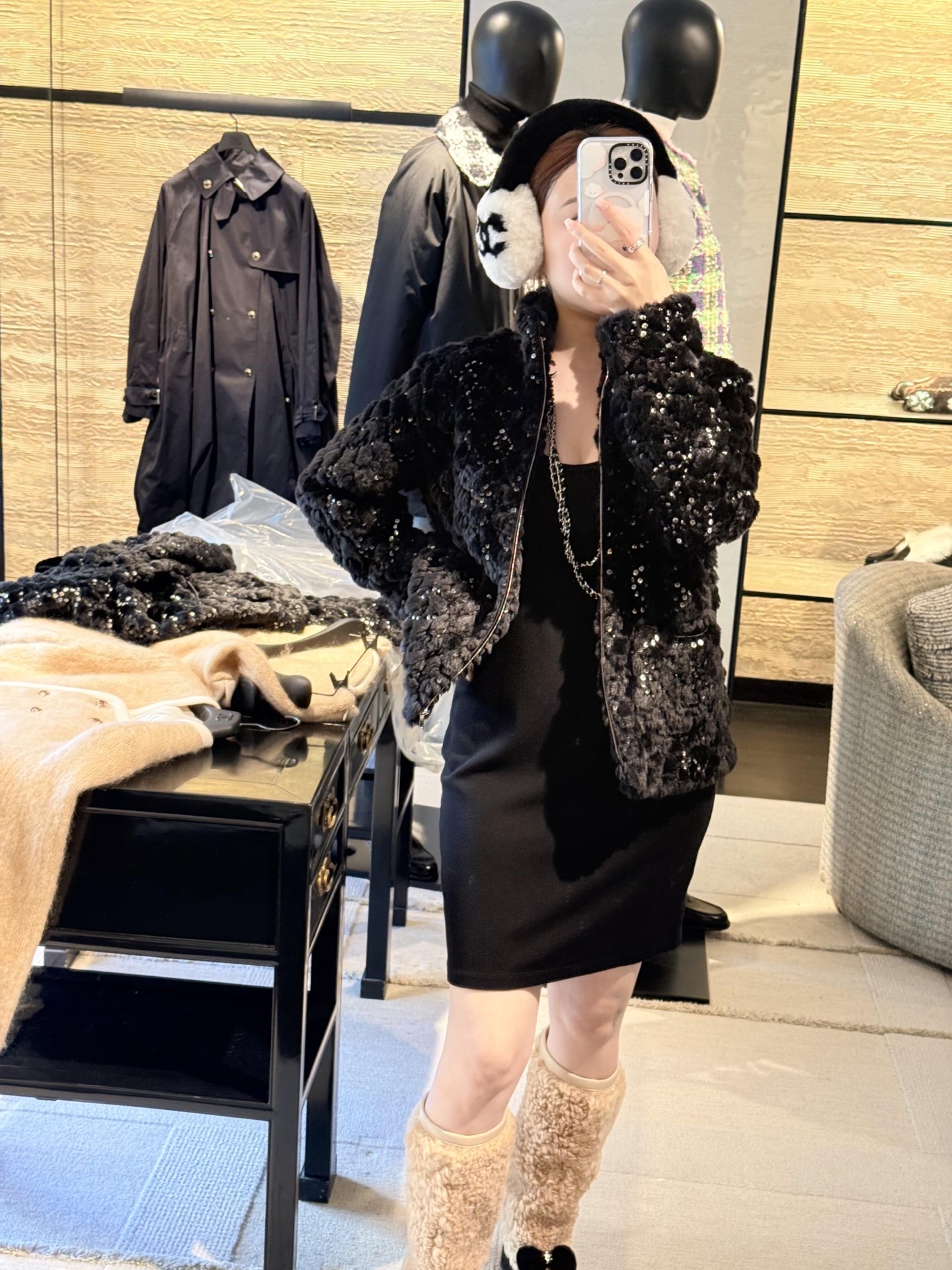 NO:626521,Chan*l 25N Coco Neige Ski Series Black and White Sequined Furry Dark Pattern Jacket丨Exclusively developed by yb!  High quality production!  The fluffy plush base is covered with black and white contrasting dark patterns, and every inch is like crushed snow covered with fine starlight; the texture is covered with sequins, which diffuses a cool luster when walking, lazily and effortlessly shining. The short cut has a high waistline, a stand-up collar/lapel double design, and black hemming to outline the outline. It is sweet and cool and just hits the relaxed feeling of 'a wealthy daughter goes out on the street'. Ready for sale S/M/L,, chanel, jackets  & coats,alexander wang19860909Chan*l 25N Coco Neige滑雪系列 黑白亮片毛茸茸暗纹外套丨独家yb开发！高版出品！蓬松毛绒基底裹满黑白撞色暗纹,每一寸都像揉碎的雪团裹着细碎星光；亮片缀满肌理,走动时漫反射出冷调光泽,慵懒又闪得毫不费力.短款剪裁掐出高腰线,立领/翻领双搭设计,配黑色包边勾勒轮廓,甜酷之间刚好踩中“富家千金出街”的松弛感.现货发售S/M/L,,chanel,jackets & coats,alexander wang,Women's clothing