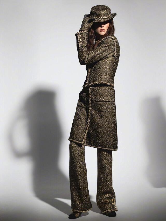 NO:626563,Skirt Chan*l 25K High-end Handicraft Workshop Black Gold Tweed Short Jacket + Skirt Set丨Exclusively developed by yb!  High quality production!  The black-gold blended tweed has a shredded luster, like champagne gold foil kneaded into the texture of wool, giving it a low-key metallic feel when walking. The beige-gold thick chain piping on the body/skirt is the signature craftsmanship of the handicraft workshop, and the stitching has the warmth of hand-sewing; the waist-cutting of the short jacket and the slightly A-shaped silhouette of the skirt pinch out the waist-to-hip ratio while retaining a sense of relaxation, and the lady's aura is directly enhanced. Ready for sale S/M/L,, chanel, skirts, jackets  & coats,alexander wang19860909半裙Chan*l 25K高级手工坊 黑金粗花呢短夹克+半裙套装丨独家yb开发！高版出品！黑金混纺粗花呢自带细碎光泽,像把香槟金箔揉进了羊毛肌理,走动时泛着低调的金属感,衣身/裙摆的米金色粗链滚边是手工坊标志性工艺,针脚带着手工缝制的温度；短夹克的收腰剪裁+半裙的微A廓形,掐出腰臀比的同时又保留松弛感,大小姐气场直接拉满.现货发售S/M/L,,chanel,skirts,jackets & coats,alexander wang,Women's clothing