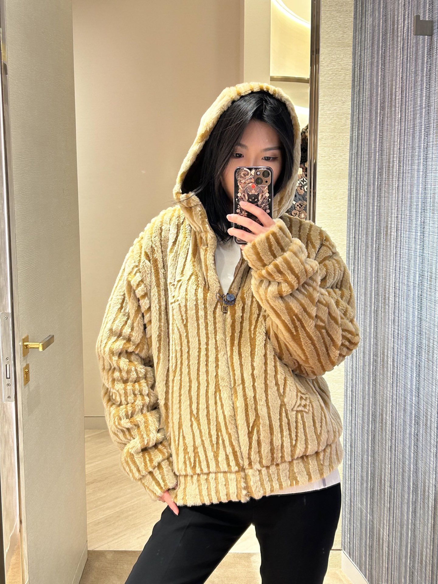 NO:626510,Louis vuitto* 25FW new autumn and winter EPI suede waist zipper hooded jacket丨Exclusively developed by yb!  High quality production!  The EPI suede is mixed with a caramel brown stripe texture, which is like warm gold foil kneaded into the plush. It feels soft and fufu but has a stiff feeling. The hooded lining is printed with the classic Monogram dark pattern. The metal logo on the zipper + three-dimensional pressing on the body  The logo tattoo is a low-key but unconcealable luxury; the waist drawstring + loose shoulder design can not only pinch out the waistline but also hide the flesh, and can be worn by both men and women to give off a relaxed aura of a noble boy/young lady. Ready for sale in S/M/L, Louis  vuitton,jackets & coats,hats,alexander wang19860909Louis vuitto* 25FW秋冬新款 EPI绒面束腰拉链连帽夹克丨独家yb开发！高版出品！EPI绒面混织出焦糖棕条纹肌理,像把暖调金箔揉进了毛绒里,摸起来软fufu却自带挺括感,连帽内衬印满经典Monogram暗纹,拉链处的金属标+衣身立体压纹Logo,是低调却藏不住的奢华；束腰抽绳+宽松落肩版型,既能掐出腰线又能藏肉,男女穿都能穿出松弛的贵公子/大小姐气场.现货发售S/M/L,,louis vuitton,jackets & coats,hats,alexander wang,Women's clothing