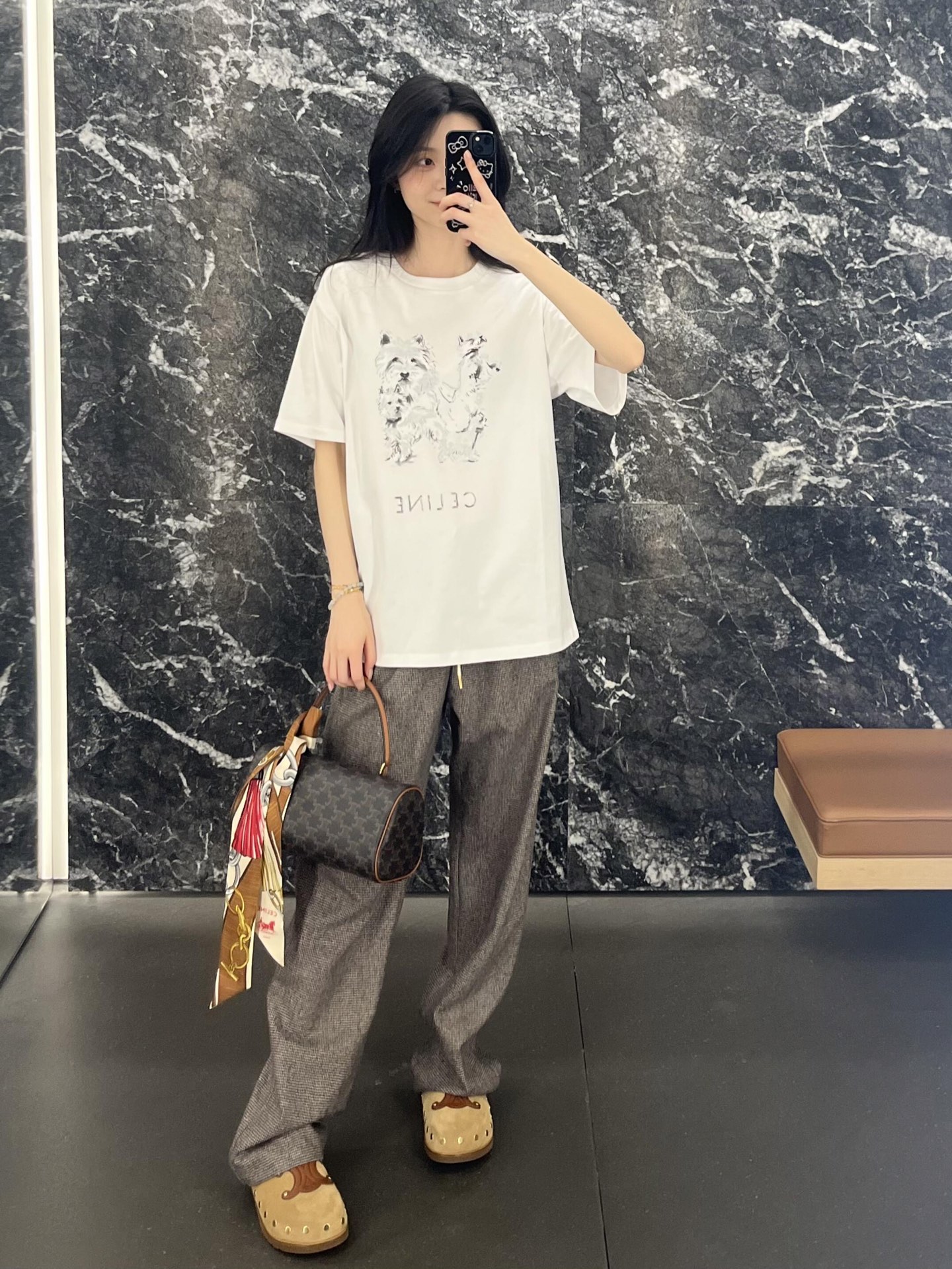 NO:626522,Celin* 26SS early spring new dog print round neck short-sleeved T-shirt | Exclusively developed by yb!  High quality production!  The milky white heavy cotton material has a soft matte texture. The dog print on the front is presented with hand-painted brushstrokes and light color smudges. The outline of the furry dog is like being kneaded into the cotton, sweet but not greasy. The slightly loose shoulder cut can be worn alone to hide the flesh, or tucked into high-waisted pants to pinch out the waistline. The round neckline just exposes the shoulder and neck line.  Paired with jeans, it is a refreshing American style. Paired with a skirt, it instantly becomes a gentle lady. Both men and women have a sense of relaxation. Ready for sale S/M/L,,celine,skirts,jeans,T-shirt,tees,t-shirt,alexander  wang19860909Celin* 26SS早春新款 狗狗印花圆领短袖T恤丨独家yb开发！高版出品！奶白色重磅棉料自带软雾质感,正面的狗狗印花用手绘笔触+淡彩晕染呈现,毛茸茸的小狗轮廓像揉进了棉花里,甜而不腻；微宽松落肩剪裁,既能单穿藏肉,也能塞在高腰裤里掐出腰线；圆领刚好露出肩颈线条,搭牛仔裤是清爽美式,配半裙秒变温柔大小姐,男女穿都有松弛感.现货发售S/M/L,,celine,skirts,jeans,T-shirt,tees，t-shirt,alexander wang,Women's clothing