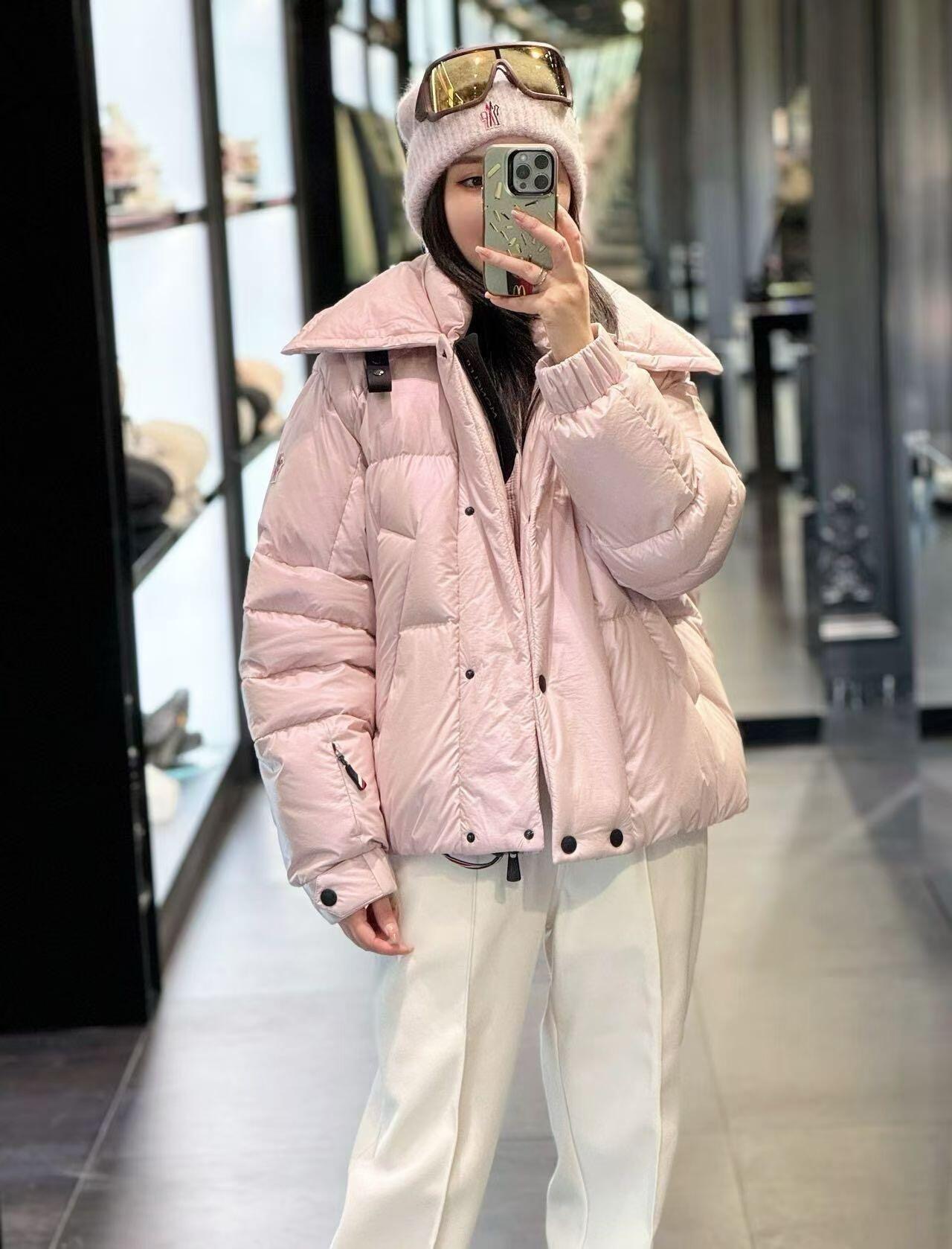 NO:626549,Moncle* 25FW new autumn and winter Jeita ski series down jacket丨exclusively developed by yb!  High quality production!  The soft matte pink satin fabric has a cool luster, and the fluffy velvet filling is both cold-resistant and not bloated; the classic large lapel + black snap buttons/shoulder strap details add a bit of coolness to the sweet girl's heart, and it will hit the girl's heart at a glance ~ The cuff drawstring + hem adjustment buckle can accurately lock in temperature, and the small label on the side of the sleeve + invisible pocket is a practical and practical tip for the ski series, and it can also be fashionable and convenient for daily wear. Available now S/M/L, jackets & coats, down  jacket,alexander wang19860909Moncle* 25FW秋冬新款 Jeita滑雪系列羽绒夹克丨独家yb开发！高版出品！柔雾粉缎面面料自带清冷光泽感,蓬松充绒既抗寒又不显臃肿；经典大翻领+黑色按扣/肩带细节,甜妹感里掺了点酷帅,一眼戳中少女心~袖口抽绳+下摆调节扣能精准锁温,袖侧的小标+隐形口袋,是滑雪系列的实用小心机,日常穿也能兼顾时髦与便捷.现货发售S/M/L,,jackets & coats,down jacket,alexander wang,Women's clothing