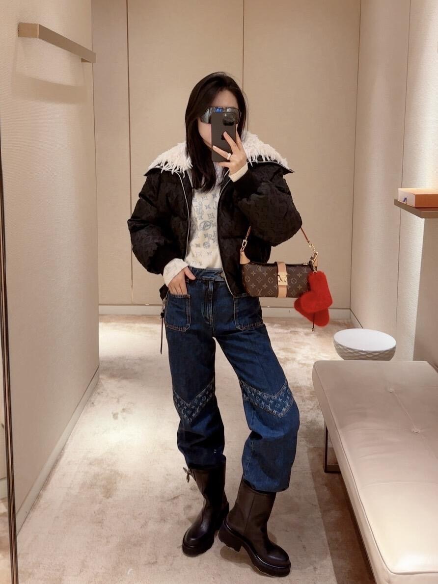 NO:626564,Louis vuitto* 26SS early spring new style dark blue V-shaped logo color-blocking jeans丨Exclusively developed by yb!  High quality production!  The deep sea blue denim has a vintage and distressed feel, and the logo printed all over the V-shaped splicing of the pants is a low-key but instantly recognizable sign of elegance; the three-dimensional patch pockets + neat topstitching give the denim the casual and luxurious feel just right. High waist +  The slightly wide straight cut can hide the shortcomings of the leg shape without being too dragging; whether it is worn with a short top to expose the waistline, or worn with a loose jacket for a relaxed style, it can be worn with a lazy and high-end feel. Available now in S/M/L, Louis  vuitton,jeans,jackets & coats,alexander wang19860909Louis vuitto* 26SS早春新款 深蓝色V形Logo拼色牛仔裤丨独家yb开发！高版出品！深海蓝牛仔布自带复古做旧感,裤身V形拼接处的满印Logo,是低调却一眼识货的贵气标识；立体贴袋+利落明线,把牛仔的随性和奢侈感揉得恰到好处.高腰+微阔直筒剪裁,既能藏住腿型小缺点,又不会过分拖沓；不管是搭短上衣露腰线,还是配宽松外套走松弛风,都能穿出慵懒高级感.现货发售S/M/L,,louis vuitton,jeans,jackets & coats,alexander wang,Women's clothing