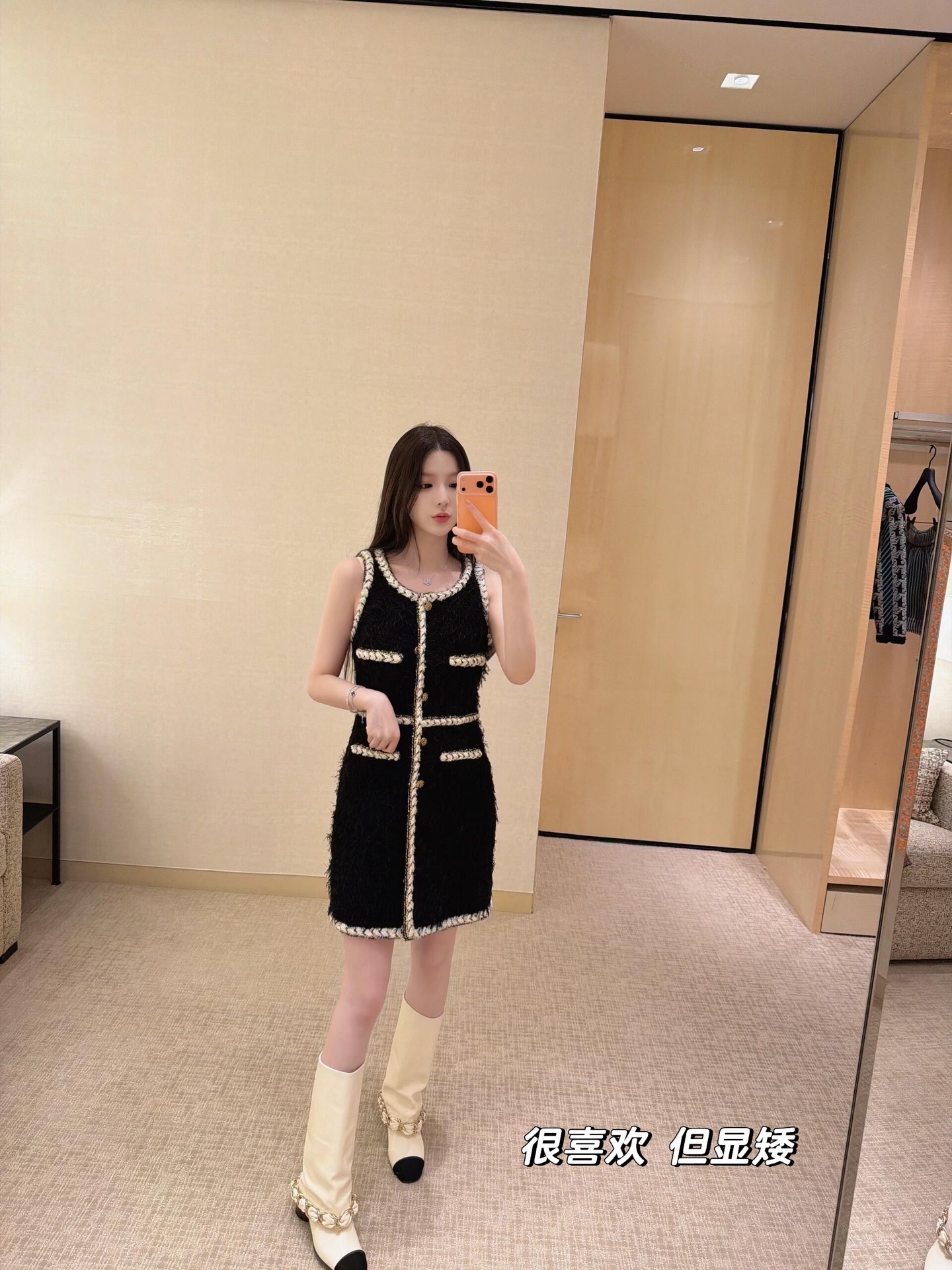 NO:627577,chane* 25K high-end handmade workshop series black tweed sleeveless dress丨exclusively developed by yb!  High quality production!  It uses the iconic tweed as the base, combined with the texture of black gauze and velvet, to create a fluffy and delicate visual layer. The classic sleeveless silhouette highlights the shoulder and neck lines. The beige gold woven piping outlines the placket, pockets and skirt, like a flowing halo on the black skirt; the metal buttons are lined up in order, which is a complex look.  The finishing touch of ancient elegance, the waist cut is just right to wrap up the light waist, the short skirt length is suitable for various body shapes, the fluff sways with the steps when walking, and it has a lazy and noble sense of relaxation. Ready for sale S/M/L,,chanel,skirts,alexander  wang19860909chane* 25K高级手工坊系列 黑色粗花呢无袖连衣裙丨独家yb开发！高版出品！以标志性粗花呢为底,糅合黑纱绒毛质感,织就蓬松又细腻的视觉层次,经典无袖廓形衬出肩颈线条,米金色编织滚边沿门襟、口袋、裙摆勾勒,像给黑裙缀了圈流动的光晕；金属质感纽扣依次排开,是复古优雅的点睛之笔,收腰剪裁恰好裹出轻盈腰肢,短款裙长适配各种身形,走动时绒毛随步伐轻晃,自带慵懒又贵气的松弛感.现货发售S/M/L,,chanel,skirts,alexander wang,Women's clothing