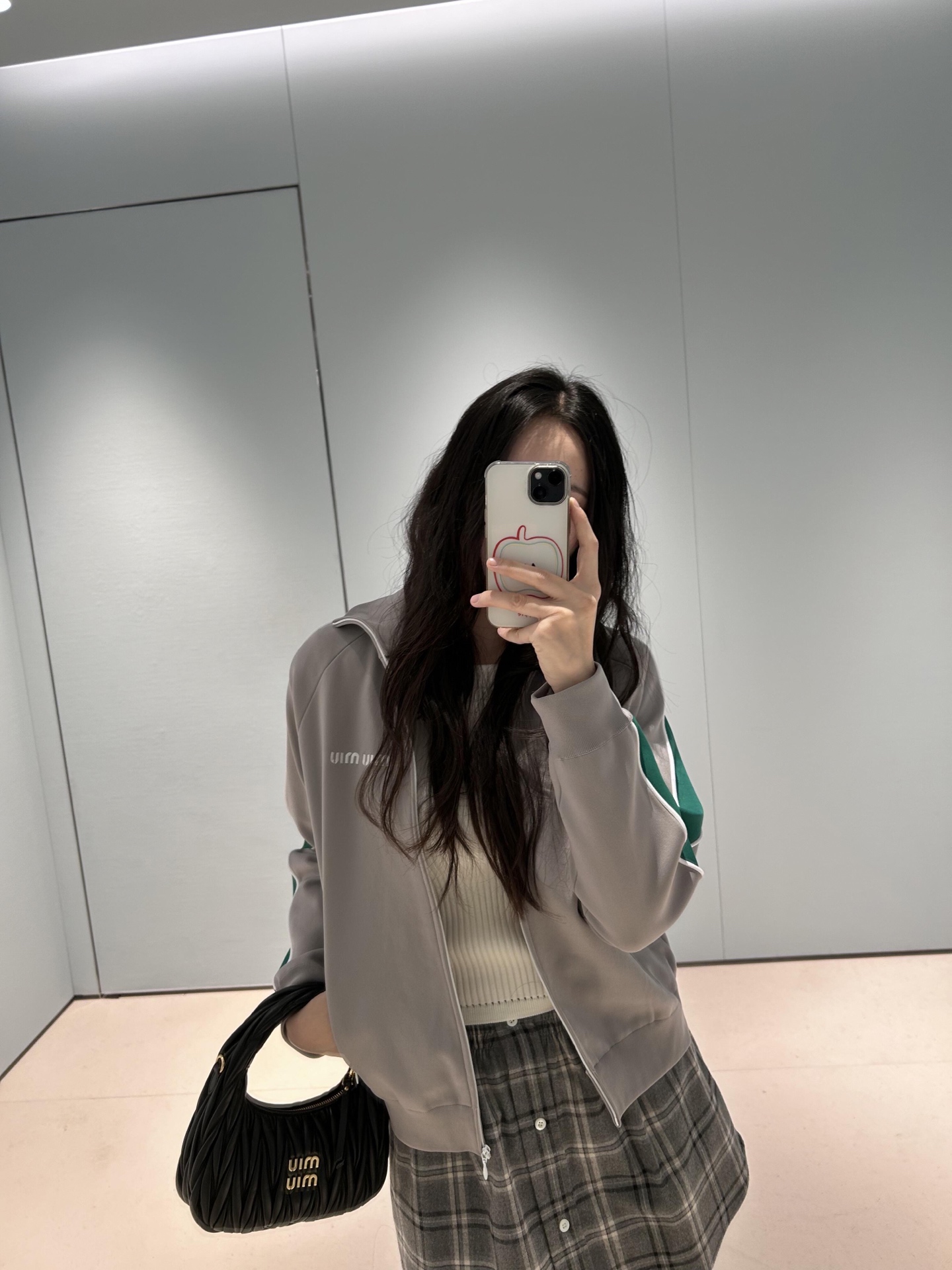 NO:628635,Miu Mi* 26SS early spring new style contrasting zipper sweatshirt jacket丨Exclusively developed by yb!  High quality production!  The light gray background + dark green wide stripes on the side contrasting colors are like bringing the 90s campus sports style directly into the early spring of 2026 - refreshing and not boring, with a smart and youthful feel when you raise your hands. Boys wear it casually, while girls wear it with a sweet and cool contrast. The half-high collar + zipper design can be worn as a stand-up collar or open as a casual V-neck, suitable for the hot and cold weather in early spring!  Available in stock S/M/L,,miumiu,hoodie,sweatshirts,jackets & coats,alexander wang19860909Miu Mi* 26SS早春新款 撞色拉链卫衣外套丨独家yb开发！高版出品！浅灰底色+墨绿宽条纹的侧边撞色,像把90年代校园运动风直接搬进了2026早春——清爽不沉闷,抬手间全是灵动的少年感,男生穿是松弛随性,女生穿是甜酷反差.半高领+拉链设计,既能拉满当立领穿,也能敞开做随性V领,适配早春忽冷忽热的天气！现货发售S/M/L,,miumiu,hoodie,sweatshirts,jackets & coats,alexander wang,Women's clothing