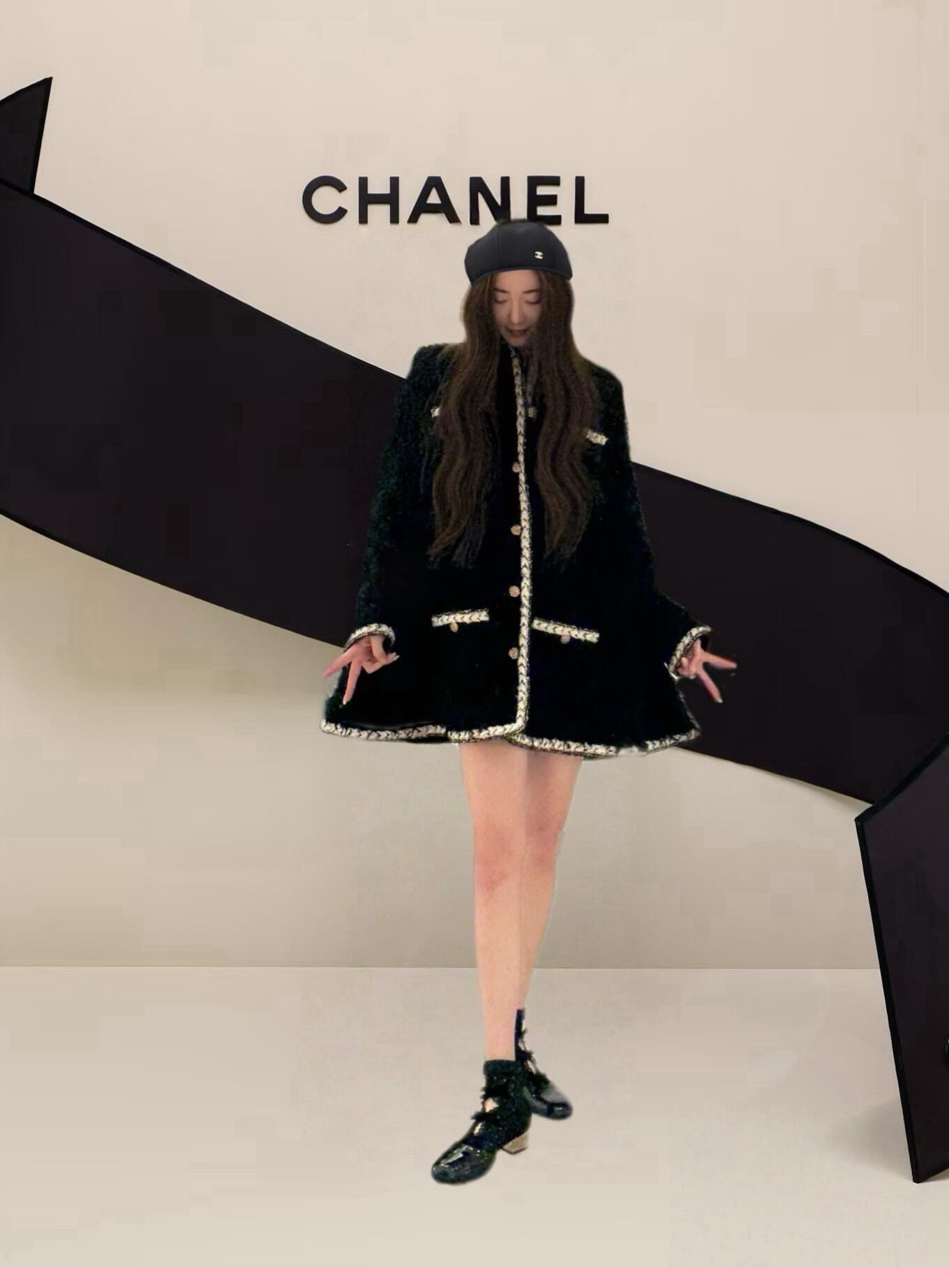 NO:628650,Chan*l 25K haute couture workshop series black gold velvet cape jacket丨exclusively developed by yb!  High quality production!  The black-tone tweed blended plush velvet has a 'cloud fluffy feel' and is warm to the skin without being heavy!  Gold and white contrasting thick chain piping + embossed gold buckle, engraved high-end handmade stitching from the Coco era, wide cape-style hem + slightly dropped shoulders, which not only hides the body and makes you look slimmer, but also brings a 'careless elegance' when walking around. Wearing a suspender skirt underneath makes you a rich lady. With wide-leg pants, you become a blogger with a sense of relaxation. A woolen bag of the same series can carry a complete set of elegance!  Available in stock S/M/L,,chanel,skirts,jackets & coats,alexander wang19860909Chan*l 25K高定手工坊系列 黑金丝绒斗篷外套丨独家yb开发！高版出品！黑调粗花呢混纺长绒,自带“云朵蓬松感”,触肤暖而不重！金白撞色粗链滚边+浮雕金扣,复刻Coco时代的高定手工针脚,斗篷式宽摆+微落肩,藏肉显瘦的同时,走动间自带“漫不经心的贵气”内搭吊带裙是千金大小姐,配阔腿裤又成松弛感博主,一只同系列毛呢包就能拎走全套优雅！现货发售S/M/L,,chanel,skirts,jackets & coats,alexander wang,Women's clothing