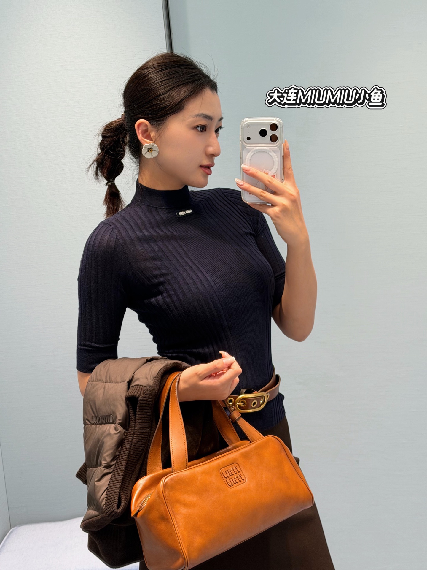 NO:628664,Miumi* 26Ss early spring new style micro-label threaded wool knit top | Exclusively developed by yb!  High quality production!  The ribbed knitted fabric is soft and delicate, and the slim fit is super slim. The three-quarter sleeve design just exposes the wrist, and the small details add a sense of sophistication. The fake high collar and half raglan design are both warm and fashionable, and are completely suitable for daily commuting. The knitted logo patch is low-key and recognizable. Wear it and you will look like a walking Miu girl. Ready for sale S/M/L,, miumiu, alexander wang19860909Miumi* 26Ss早春新款 微标螺纹羊毛针织上衣丨独家yb开发！高版出品！罗纹针织面料柔软细腻,修身版型超显瘦,七分袖设计刚好露出手腕,小细节拉满精致感.假高领和半插肩设计,既保暖又时髦,日常通勤完全够用.针织徽标贴饰低调又有辨识度,穿上它就是行走的Miu系女孩现货发售S/M/L,,miumiu,alexander wang,Women's clothing