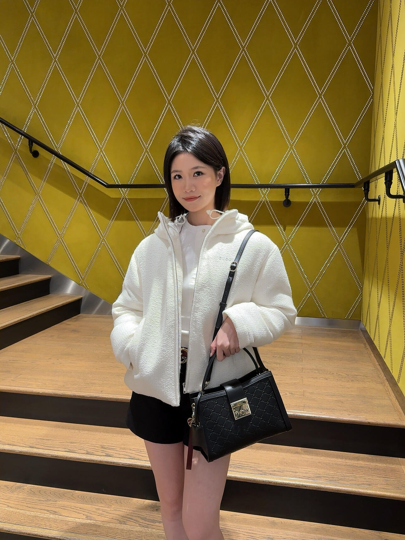 NO:630079,Gucc* 25FW new autumn and winter milky white wool hooded jacket丨Exclusively developed by yb!  High quality production!  93 wool blended velvet, with its own 'soft fufu air', oversize dropped shoulders + short tailoring, low-key micro-marked dark pattern + metal drawstring buckle, GG dark pattern hidden in the hood, zipper/pocket are all treated with the same color invisible, simple and sophisticated!  Available in stock S/M/L,,gucci,versace,jackets & coats,hats,alexander wang19860909Gucc* 25FW秋冬新款 奶白羊毛绒连帽夹克丨独家yb开发！高版出品！93羊毛混纺绒,自带“软fufu的空气感”,oversize落肩+短款剪裁,低调微标暗纹+金属抽绳扣,连帽里衬藏着GG暗纹,拉链/口袋都做了同色系隐形处理,简约里全是精致小心机！现货发售S/M/L,,gucci,versace,jackets & coats,hats,alexander wang,Women's clothing