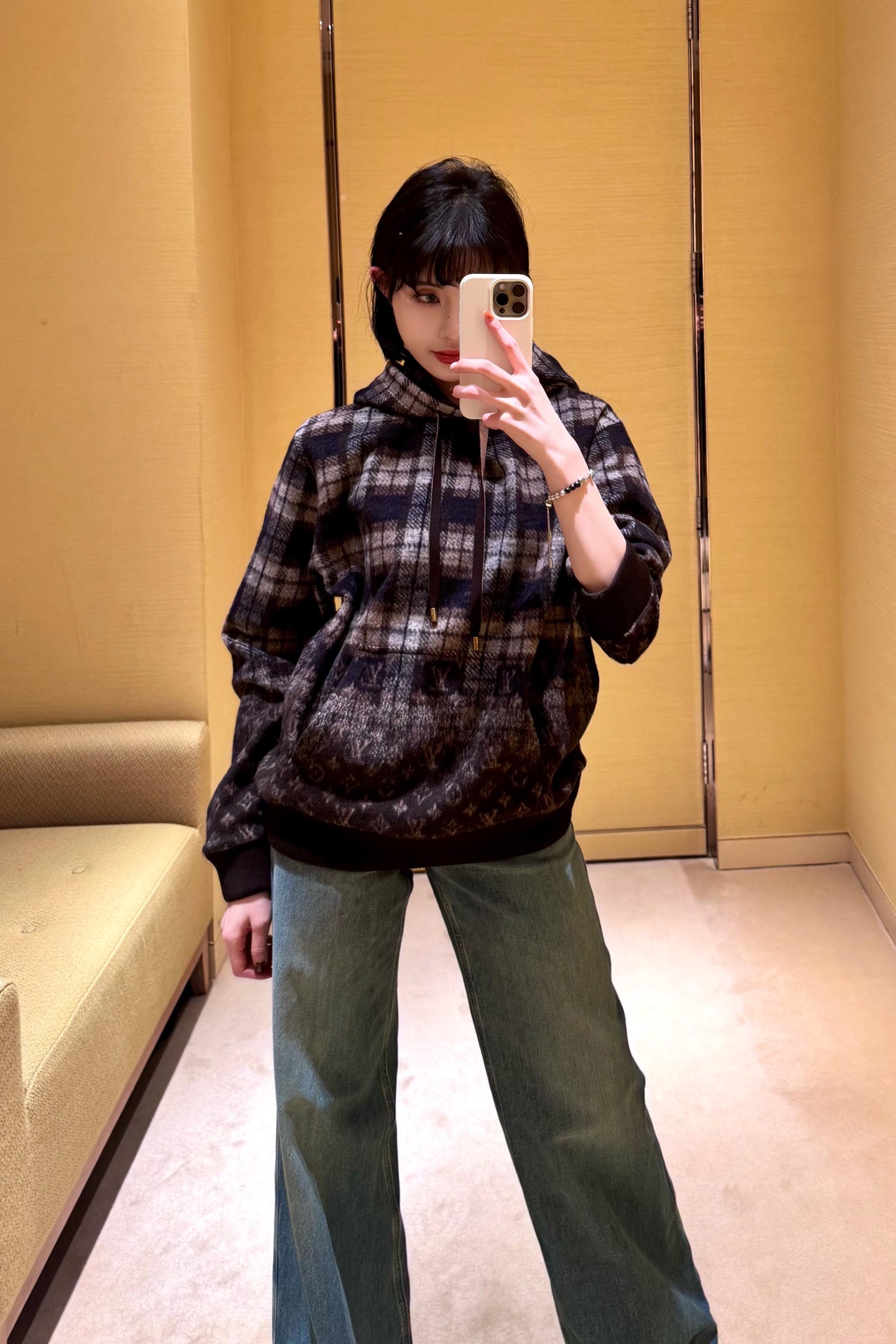 NO:630087,Louis Vuitt*n 25FW new autumn and winter presbyopic gradient plaid hooded sweatshirt丨Exclusively developed by yb!  High quality production!  The upper part is a dark and light black and brown checkered pattern, with a sense of autumn and winter; the hem is gradient and smudged with presbyopia, which is full of brand recognition in a low-key manner. The oversize dropped shoulder tailoring is compatible with both men and women's bodies. The hood + drawstring (with full metal rope head details) welds laziness and sophistication to the body. Ready for sale S/M/L, Louis Vuitton, versace, hoodie, sweatshirts, hats, alexander wang19860909Louis Vuitt*n 25FW秋冬新款 老花渐变格纹连帽卫衣丨独家yb开发！高版出品！上半部分是深浅交织的黑棕格纹,自带秋冬氛围感；下摆渐变晕染老花,低调中藏满品牌辨识度,oversize落肩剪裁,兼容男女身材,连帽+抽绳（金属绳头细节拉满）,把慵懒和精致焊在身上.现货发售S/M/L,,louis vuitton,versace,hoodie,sweatshirts,hats,alexander wang,Women's clothing