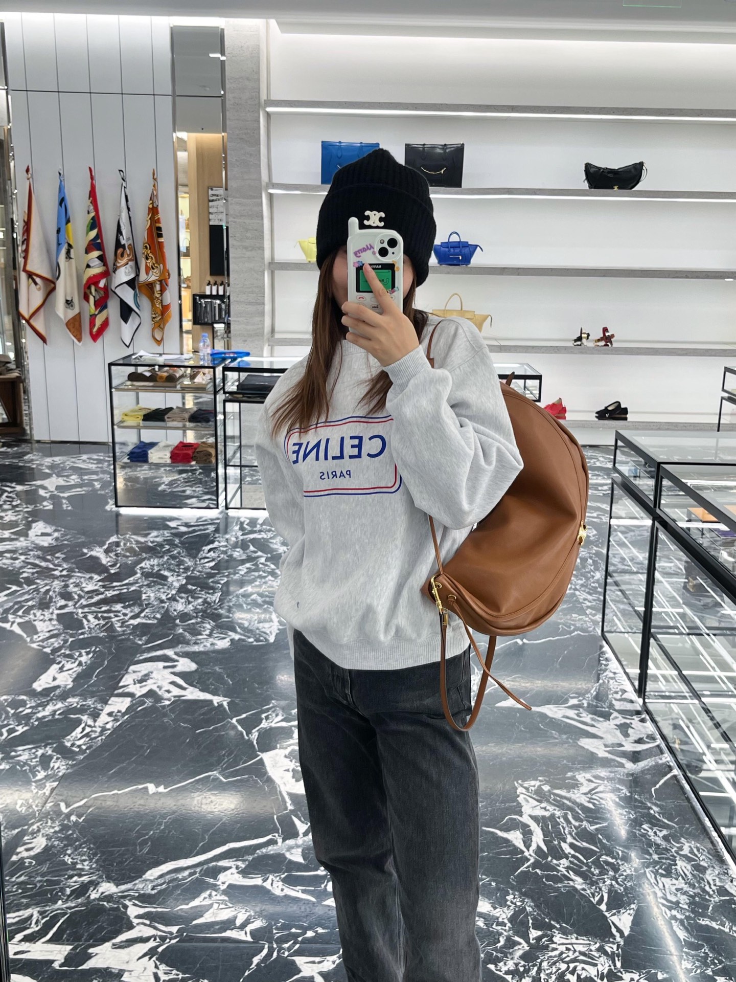 NO:630095,Celin* 25FW new autumn and winter printed loose cotton sweatshirt丨Exclusively developed by yb!  High quality production!  The chest is printed with a contrasting frame. The blue and red color scheme is retro and eye-catching. It is simple and recognizable. The cotton blended fabric is soft and bony. The gray-toned distressed texture has a 'worn-in tenderness'. It is comfortable against the skin without looking bloated. Oversize loose tailoring + dropped shoulder design, both  Suitable for all body shapes, it can be worn alone to create a casual atmosphere, or can be layered with inner layers (such as turtleneck bottoms) to adapt to the temperature difference between autumn and winter. Available in stock in S/M/L,,celine,versace,hoodie,sweatshirts,alexander  wang19860909Celin* 25FW秋冬新款 印花宽松棉质卫衣丨独家yb开发！高版出品！胸前是撞色框线包裹的印花,蓝红配色复古又亮眼,简约中自带辨识度,棉质混纺面料,软而有骨感,灰调做旧纹理自带“被穿旧的温柔”,贴肤舒适又不显臃肿.oversize宽松剪裁+落肩设计,兼容各种身材,既能单穿营造随性氛围,也能叠穿内搭（比如高领打底）适配秋冬温差.现货发售S/M/L,,celine,versace,hoodie,sweatshirts,alexander wang,Women's clothing