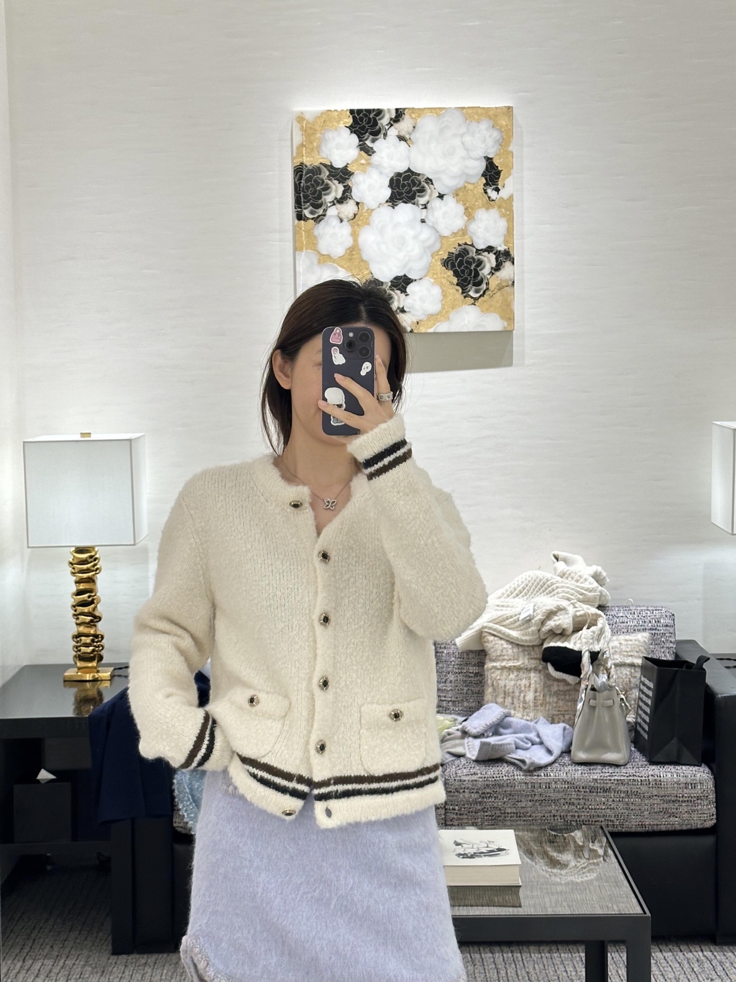 NO:630001,Chan*l 25N Coco Neige Ski Series Furry Knitted Cardigan丨Exclusively developed by yb! High quality production! The cashmere blended fabric has its own 'airy fluff', which is warm against the skin but not stuffy. The classic single-row metal buttons + contrasting stripes on the cuffs/hems hide the sporty genes of the Coco Neige series in a low-key manner; the slightly loose and short style does not compress the height, and can be worn as a layered coat or worn alone to reveal the waistline for a light look. Ready for sale S/M/L,, chanel, alexander wang19860909Chan*l 25N Coco Neige滑雪系列 毛茸茸针织开衫丨独家yb开发！高版出品！羊絨混纺面料自带“空气感绒毛”,贴肤暖而不闷,经典单排金属纽扣+袖口/下摆的撞色条纹,低调藏着Coco Neige系列的运动基因；微宽松短款不压身高,既能当内搭叠穿大衣,单穿又能露出腰线显轻盈.现货发售S/M/L,,chanel,alexander wang,Women's clothing