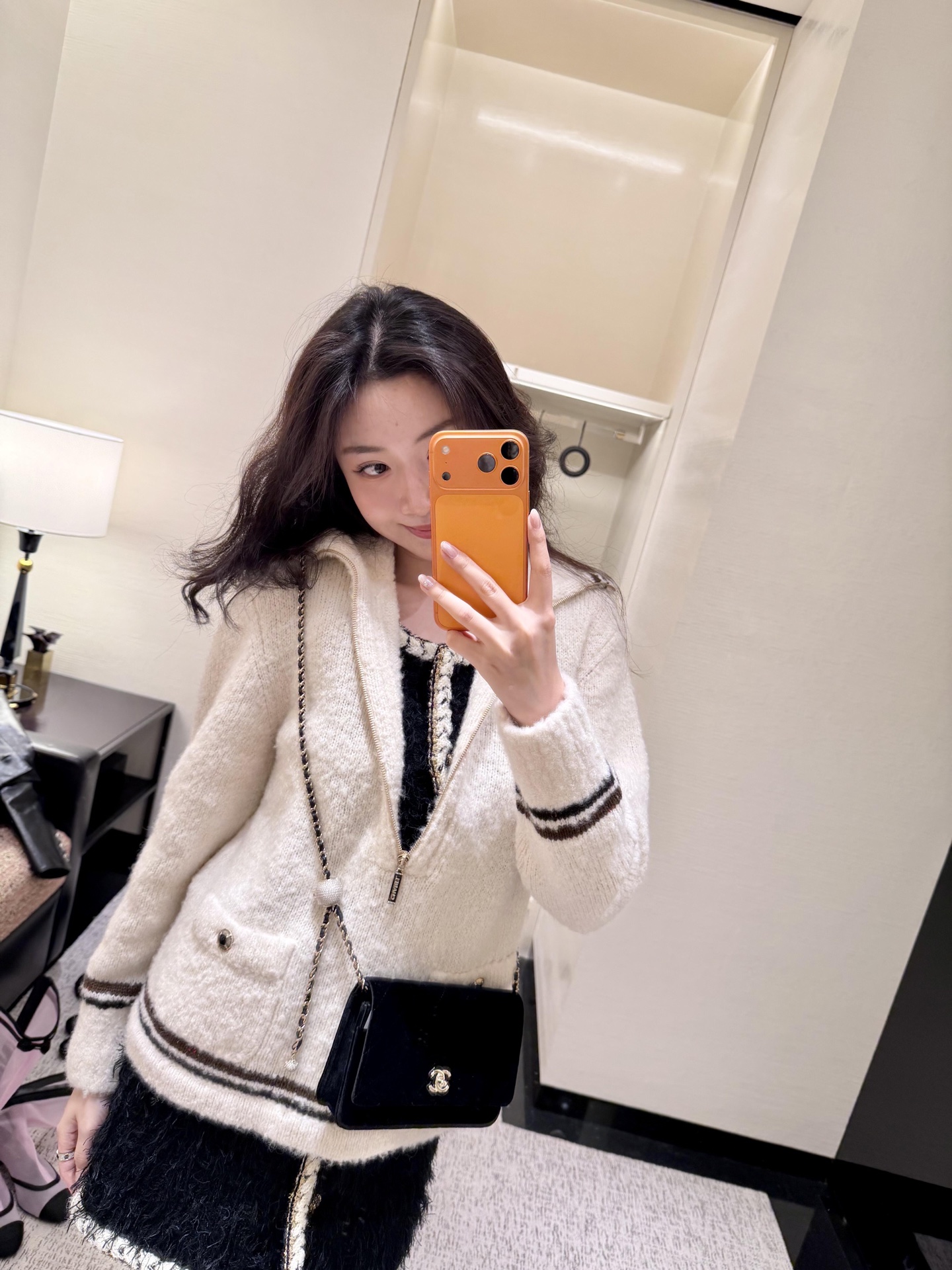 NO:630021,Chan*l 25N Coco Neige Ski Series Furry Cashmere Half Pull Contrast Color Loose Casual Large Sweater丨Exclusively developed by yb!  Top quality production!  The cashmere blended fabric has its own 'airy fluff', which is warm against the skin without weighing down the body. The contrasting stripes on the cuffs and hem + metal half zipper hide the sports genes of Coco Neige, giving it a lazy and cool feel; the loose shoulders are not flattering on the figure, and the half-zip design can be fully stretched into a turtleneck to keep warm, or can be pulled open to expose the collarbone to show lightness. Ready for sale S/M/L,,chanel,sweaters,alexander wang19860909Chan*l 25N Coco Neige滑雪系列 毛茸茸羊绒半拉撞色宽松休闲大毛衣丨独家yb开发！顶级高版出品！羊绒混纺面料自带“空气感绒毛”,贴肤暖而不压身,袖口+下摆的撞色条纹+金属半拉链,藏着Coco Neige的运动基因,慵懒中带点酷感；宽松落肩不挑身材,半拉链设计既能拉满当高领保暖,也能拉开露锁骨显轻盈.现货发售S/M/L,,chanel,sweaters,alexander wang,Women's clothing