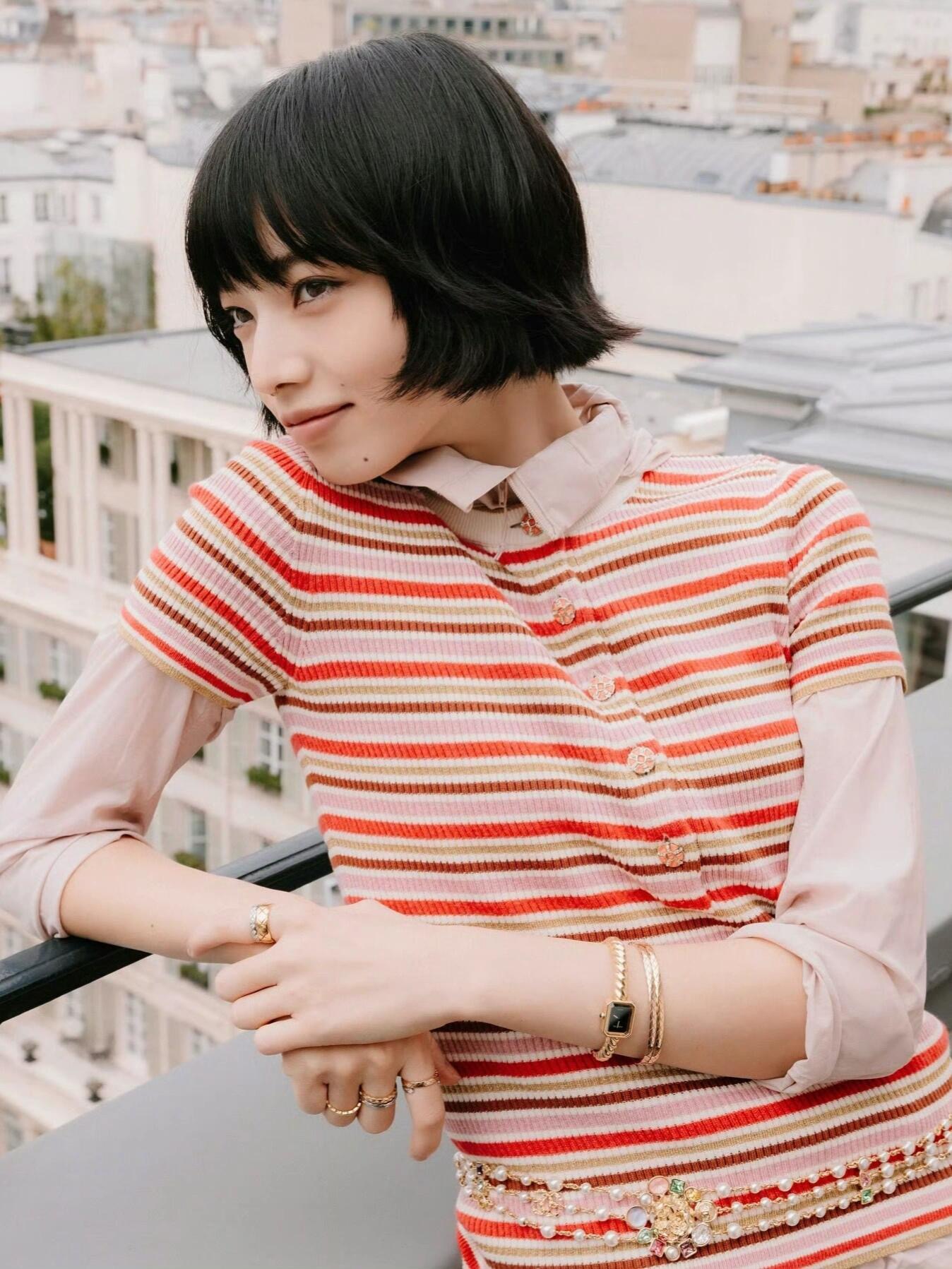 NO:654767,Chan*l 26C Advanced Handmade Workshop Series New Contrast Color Striped Short-Sleeved Sweater | Exclusively developed by yb!  Top quality production!  Using the red brown, soft pink and beige gold of the New York street scene as the background color, the wide and narrow stripes are like slices of the city skyline, and the gold and silver threads are blended in it, giving off a low-key urban neon feeling under the light - this is the 'urban grid' reconstructed with precision knitting by a high-end handmade workshop, and every inch of the texture hides the delicate stitching of the Paris workshop. Ready for sale S/M/L,, chanel, T-shirt, alexander wang19860909Chan*l 26C高级手工坊系列新款 撞色条纹短袖针织衫丨独家yb开发！顶级高版出品！以纽约街景的红棕、柔粉与米金为底色,宽窄错落的条纹如同城市天际线的切片,金银丝线混纺其中,在光线下泛着低调的都市霓虹感——这是高级手工坊用精密针织重构的“城市网格”,每一寸纹路都藏着巴黎工坊的细腻针脚.现货发售S/M/L,,chanel,T-shirt,alexander wang,Women's clothing