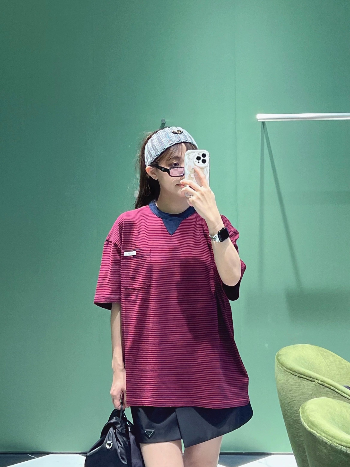 NO:656381,Prad* 26SS early spring new product  Red stripe relaxed short-sleeved T-shirt丨The soft but not slumping fabric has a sense of drape, and the loose shoulder style is friendly to all body shapes. It can be worn with effortless laziness - paired with a pleated skirt, it is college sweet and cool, paired with cargo shorts, it will become relaxed and trendy in an instant, and layered with long sleeves, it is an early spring layer.  Second-touch weapon. The mini logo on the pocket is a low-key stamp on the heart of the brand~ Ready for sale S/M/L, prada, skirts, shorts, T-shirt, tees, t-shirt, alexander  wang19860909Prad* 26SS早春新品 红条纹松弛感短袖T恤丨软而不塌的面料自带垂坠感,宽松落肩版型对各种身形都友好,随手一搭就是毫不费力的慵懒感——配百褶裙是学院甜酷,搭工装短裤秒变松弛潮人,叠穿长袖内搭更是早春层次感利器.口袋处的mini徽标标,低调戳中品牌控的心巴~现货发售S/M/L,,prada,skirts,shorts,T-shirt,tees，t-shirt,alexander wang,Women's clothing