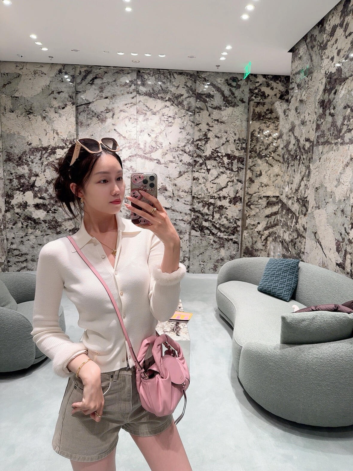 NO:656360,Fen*i 26SS early spring new style wool blended knitted shirt collar cardigan丨Exclusively developed by yb!  High quality production!  The milky white wool blended knitted fabric has its own gentle filter. The shirt collar + slim fit combines elegance and neatness just right. The plush edges of the cuffs are sweet in the details. The soft but not collapsed knitted texture is close to the skin. The slim cut quietly outlines the figure. Wear it alone to make a cool lady. Pair it with denim shorts.  She becomes a sweet and cool girl, and the hip-hugging skirt adds a layer of light and mature atmosphere. The mini logo is hidden on the hem of the clothes, which is a low-key poke in the heart of the brand control~ Ready for sale S/M/L, fendi, skirts, shorts, shirts, alexander  wang19860909Fen*i 26SS早春新款 羊毛混纺针织衬衫领开衫丨独家yb开发！高版出品！奶白羊毛混纺针织自带温柔滤镜,衬衫领+修身版型把优雅和利落揉得刚好,袖口毛绒边是藏在细节里的甜~软而不塌的针织纹理贴肤亲肤,修身剪裁悄悄勾勒身形,单穿是清冷大小姐,搭牛仔短裤秒变甜酷辣妹,配包臀裙又多了层轻熟氛围感.mini徽标藏在衣摆,低调戳中品牌控的心巴~现货发售S/M/L,,fendi,skirts,shorts,shirts,alexander wang,Women's clothing