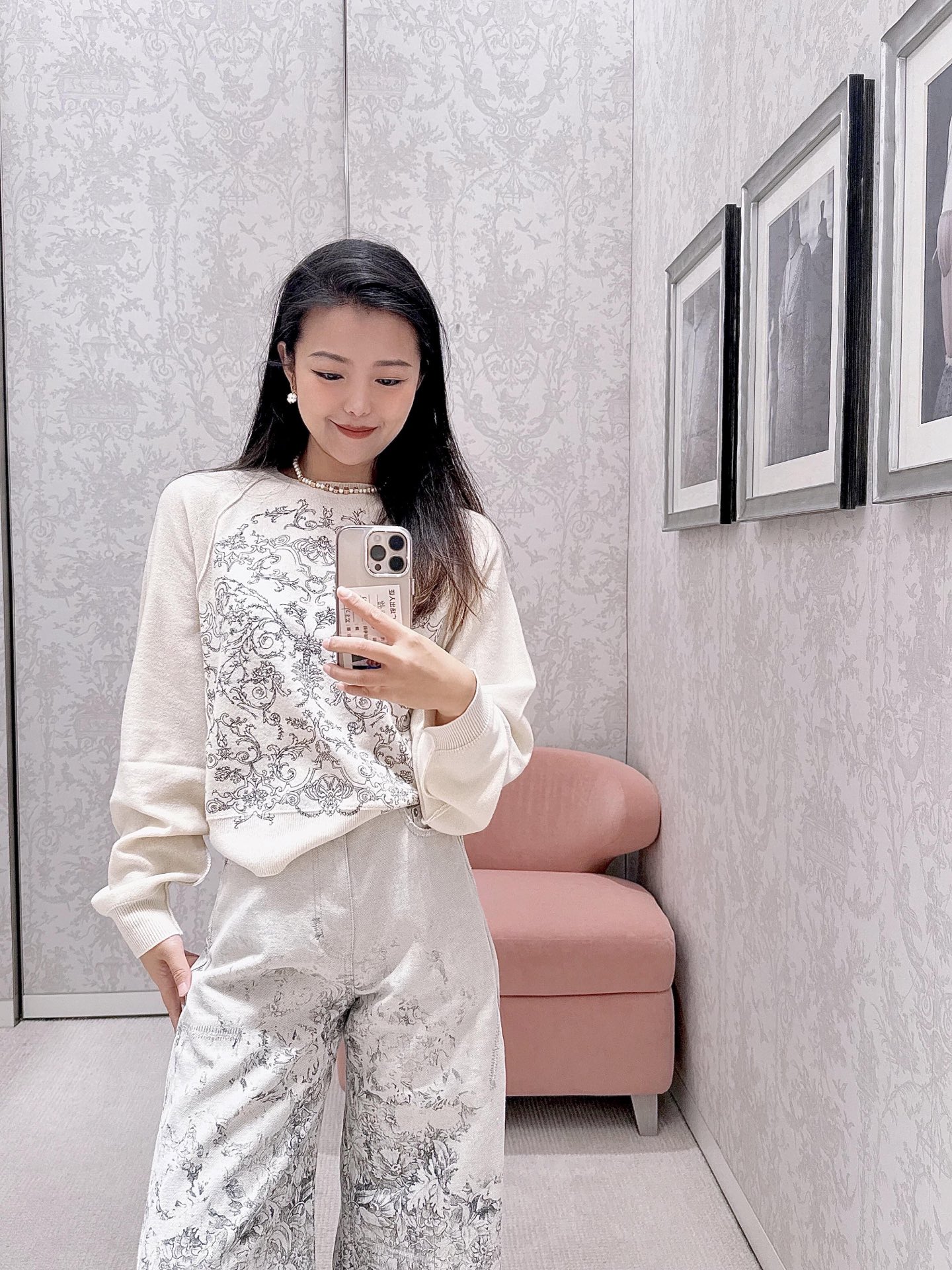 NO:656350,Dio* 26SS early spring new style cashmere knitted sweater with floral and butterfly embroidery | Exclusively developed by yb!  Top quality production!  The cashmere fabric is so soft that it sinks in, and the flower and butterfly jacquard all over the body is like wearing a garden on the body. It is just right and warm against the skin, and the loose silhouette is friendly to all body shapes. Pair it with wide-leg pants of the same color to make you look lazy. Pair it with a white long skirt and it will instantly turn into a gentle French style. Wear it alone and add a layer of relaxed atmosphere. S/M/L, dior, skirts, sweaters, necklace, alexander wang19860909Dio* 26SS早春新款 花卉蝴蝶刺绣羊绒针织毛衣丨独家yb开发！顶级高版出品！软到陷进去的羊绒面料,满身花卉蝴蝶提花像把花园穿在身上,贴肤是恰到好处的暖,宽松廓形对各种身形都友好——搭同色系阔腿裤是慵懒大小姐,配白色长裙秒变法式温柔风,单穿叠项链又多了层松弛氛围感.现货发售S/M/L,,dior,skirts,sweaters,necklace,alexander wang,Women's clothing