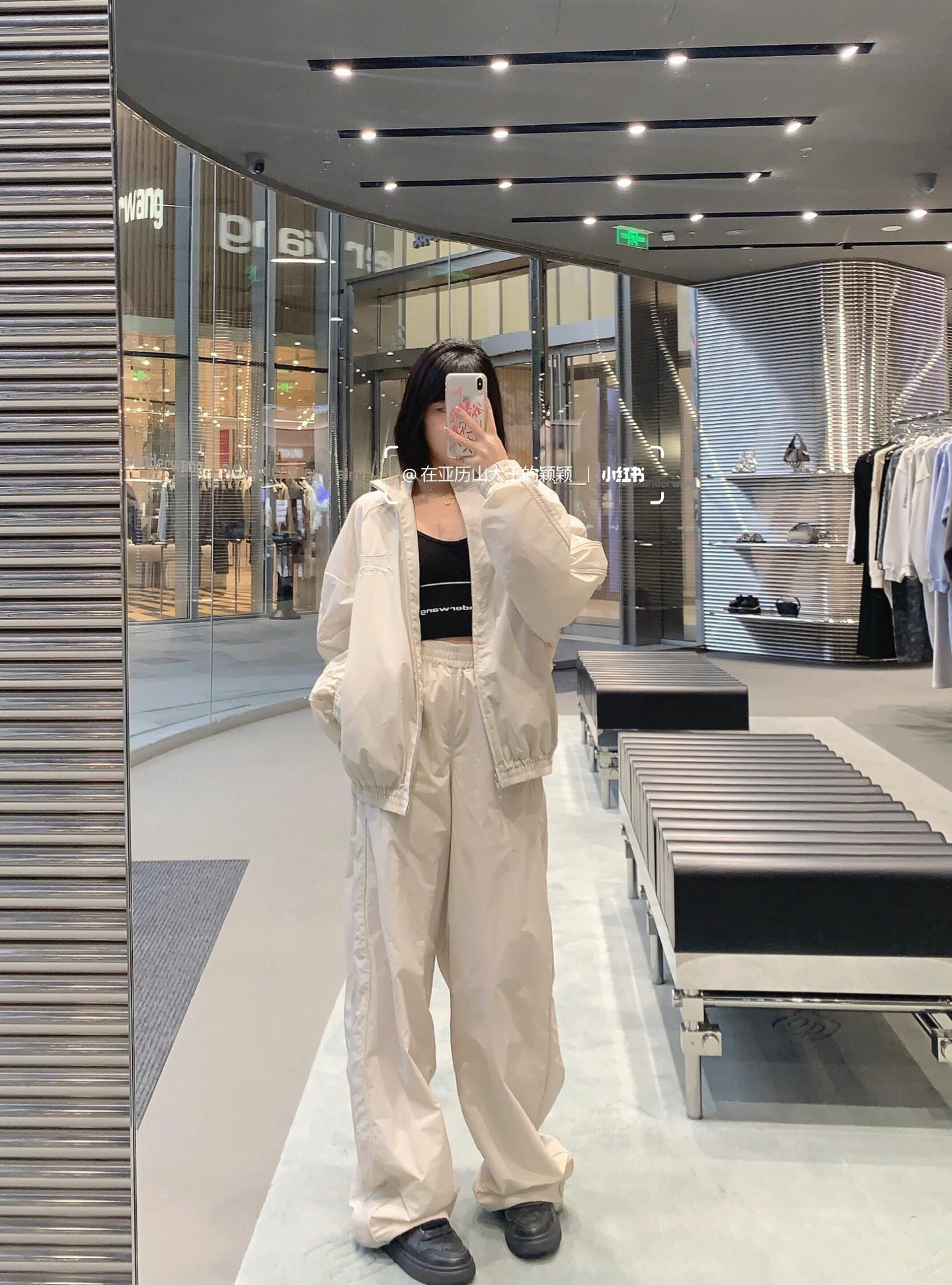 NO:656328,Alexand*r Wang 25FW new autumn and winter letter embroidered stand-up collar zipper jacket + trousers set丨Exclusive high-end version!  The milky white light assault fabric has a cool luster. The stand-up collar + full zipper design is neat and windproof. The low-key letter embroidery on the body is an AW-style cool logo, and the details hide effortless luxury. The jacket is an oversize silhouette, covering the flesh without weighing down the figure; the wide-leg trousers are closed with drawstrings, which are casual and can hide the shape of the legs.  Small disadvantages. Wearing it alone makes you look like a fashionista on the street. Wearing it with a short vest and showing off your waist makes you instantly look like a hot girl. Wearing it layered with sweatshirts gives you a lazy citywalk style. One set covers all the street styles in autumn and winter. Available in stock, S/M/L, versace, hoodie, sweatshirts, jackets.  & coats,alexander wang19860909Alexand*r Wang 25FW秋冬新款 字母刺绣立领拉链冲锋衣外套+长裤套装丨独家高版出品！奶白色轻薄冲锋面料自带清冷光泽,立领+全拉链设计利落又防风,衣身低调的字母刺绣是AW式的潮酷标识,细节里藏着不费力的高级.外套是oversize廓形,遮肉又不压个子；阔腿长裤配抽绳收口,随性又能藏住腿型小缺点.单穿是街头潮人,内搭短款背心露腰秒变辣妹,叠穿卫衣又是慵懒citywalk风,一套承包秋冬所有出街造型.现货发售S/M/L,,versace,hoodie,sweatshirts,jackets & coats,alexander wang,Women's clothing